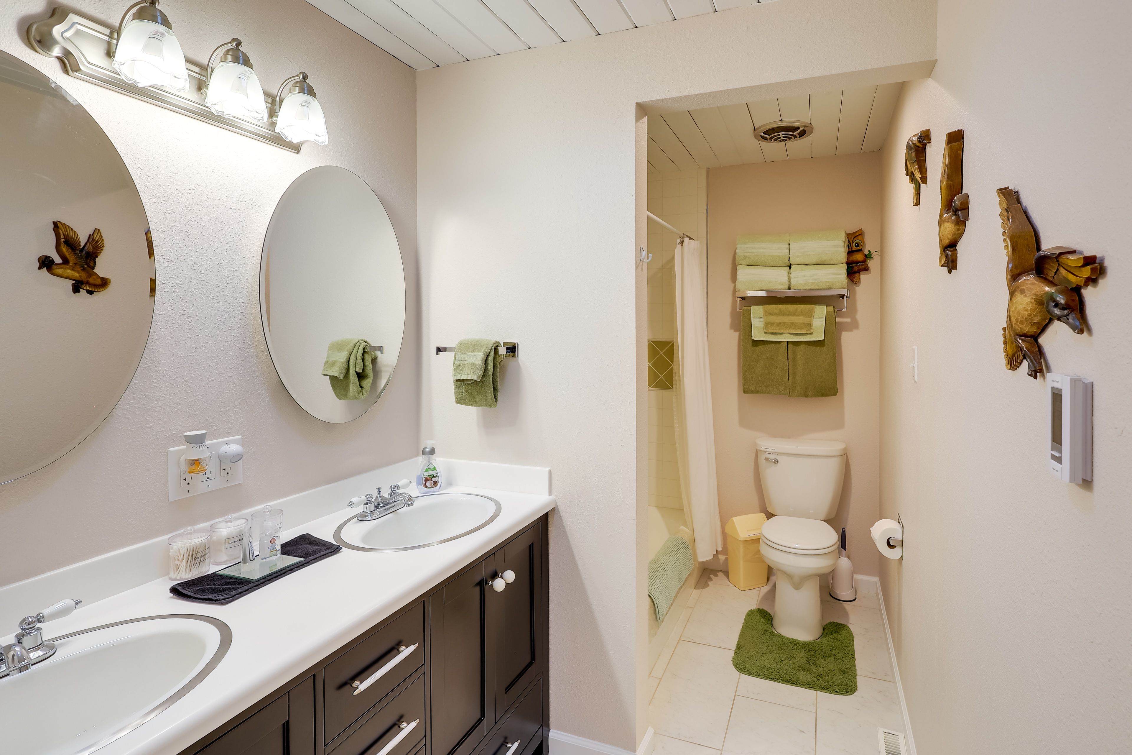 Full Bathroom | Complimentary Toiletries | Hair Dryer