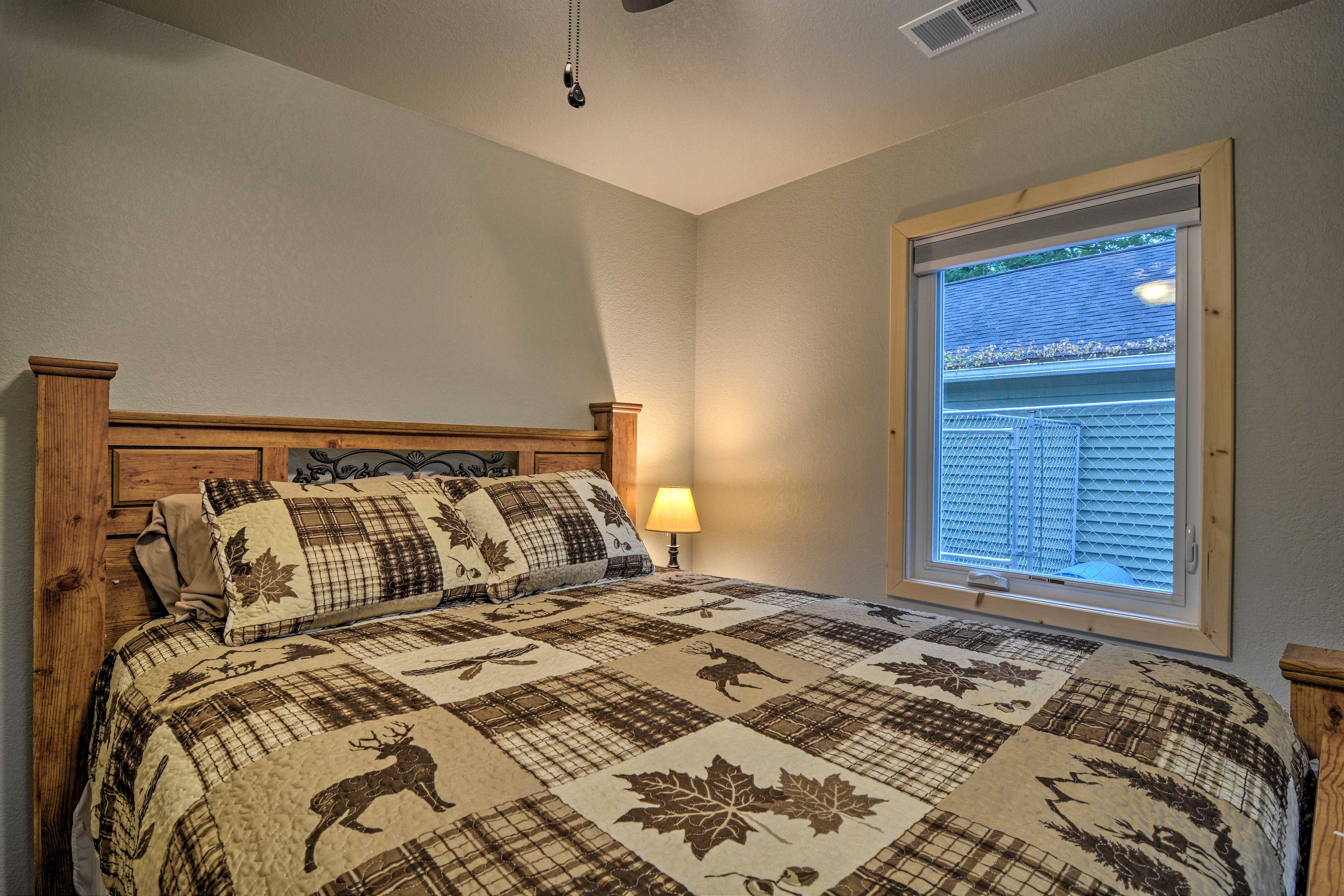Bedroom 1 | Queen Bed