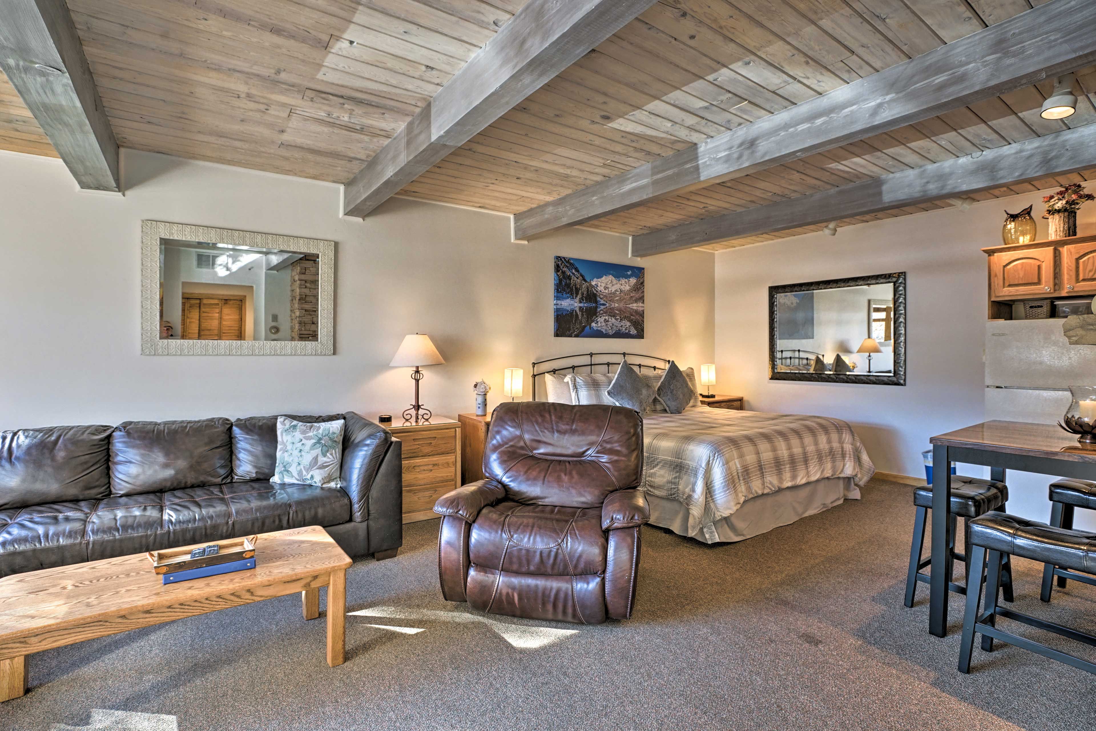 Living Area | Free WiFi | Smart TV | Central Heat