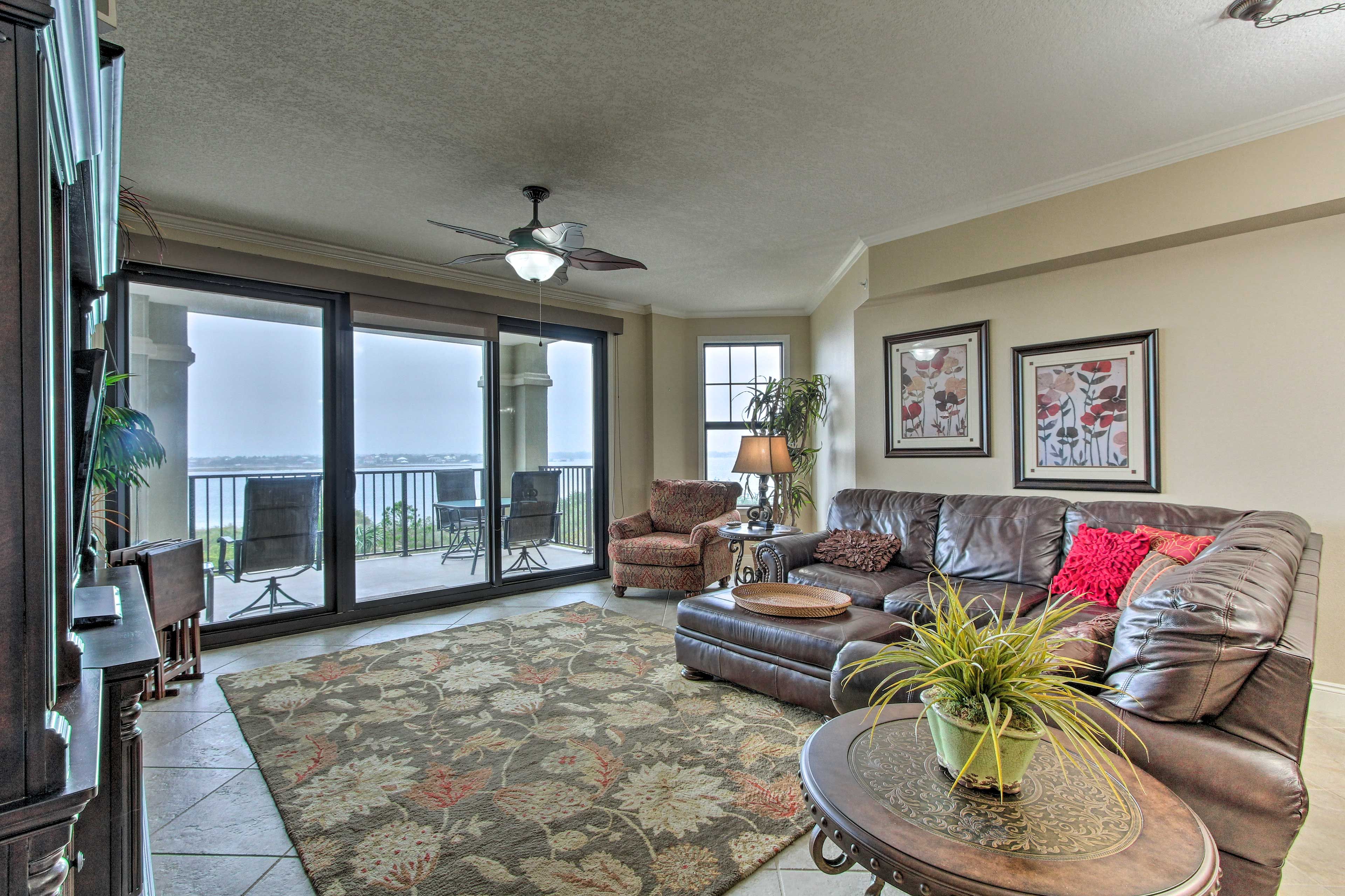 Living Room | Free WiFi | Smart TV | Central A/C & Heat