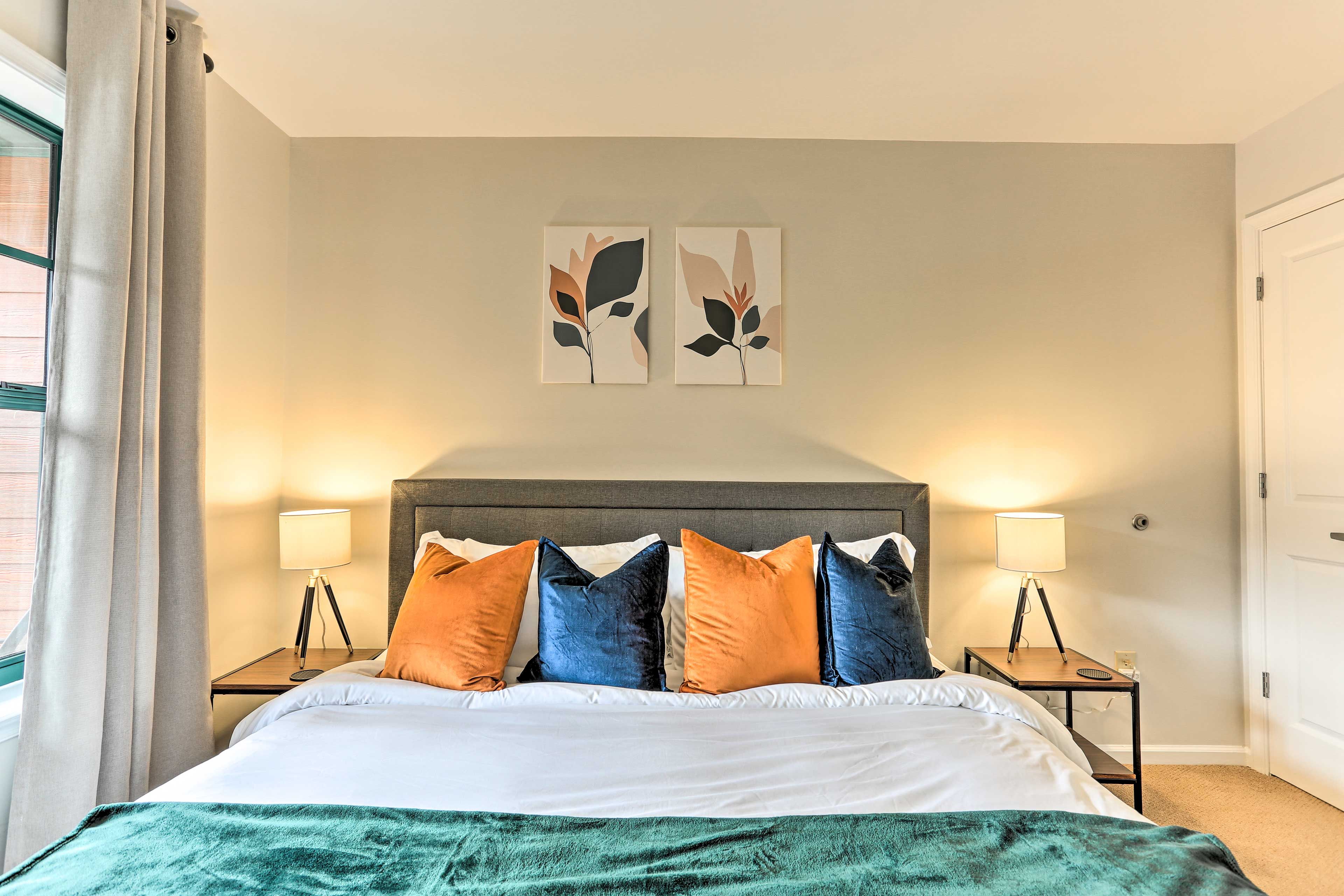 This 1-bedroom condo has room for 4 with a king, and 2 twin beds.