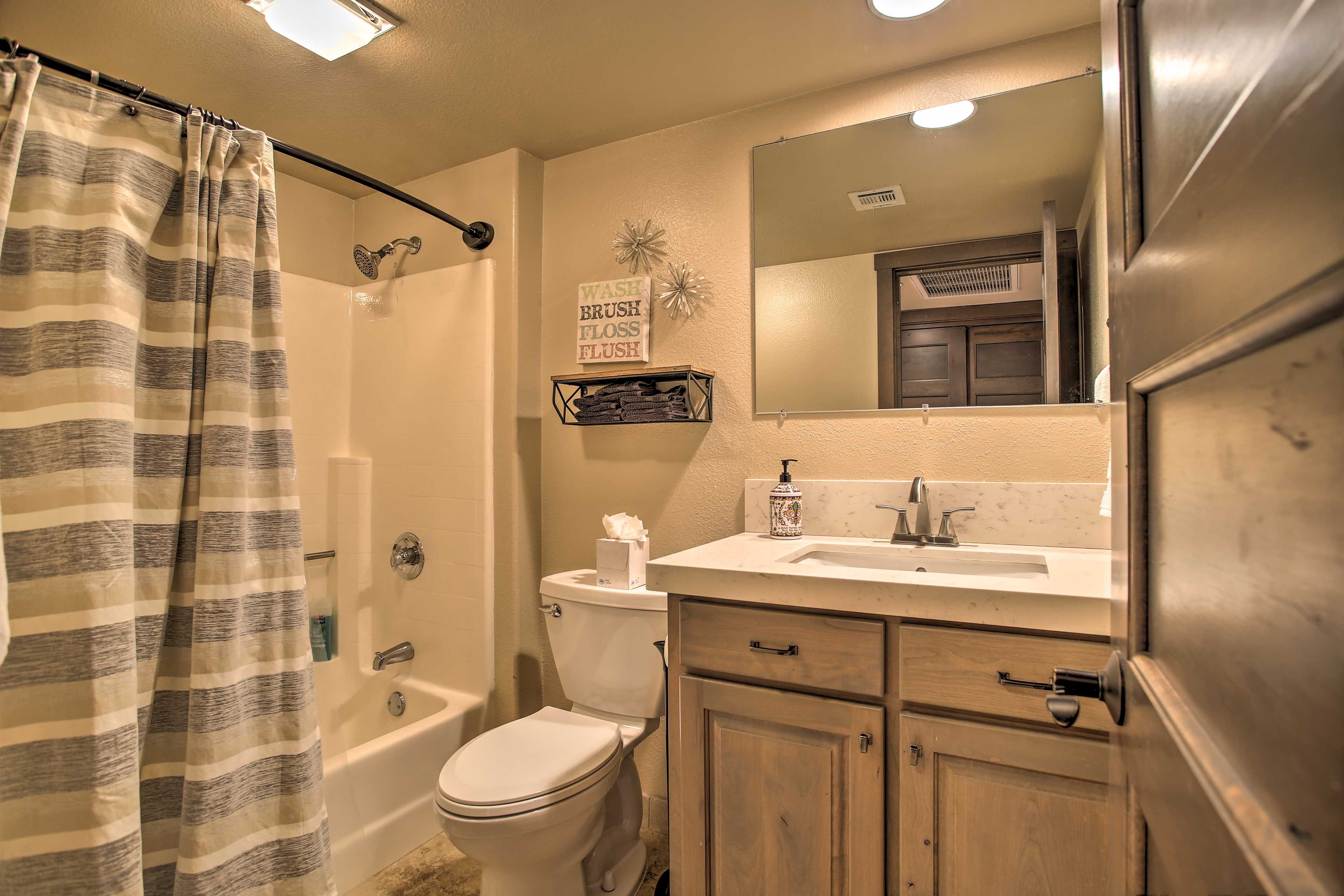 Full Bathroom | Shower/Tub Combo