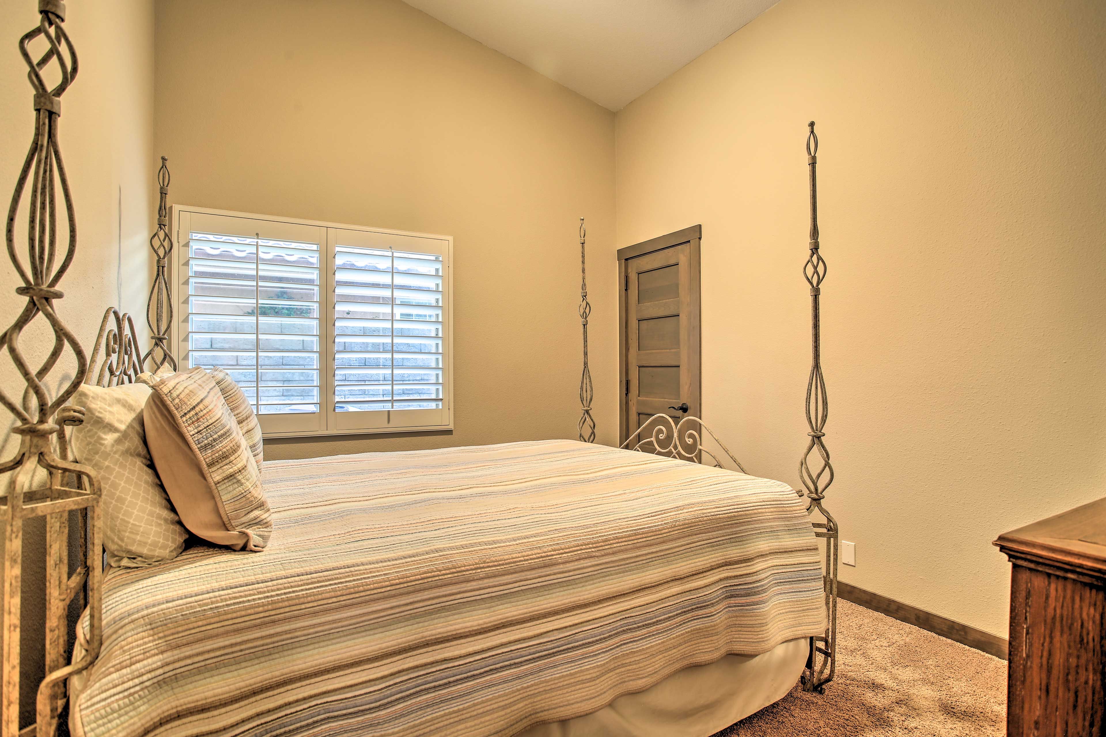 Bedroom 3 | Queen Bed