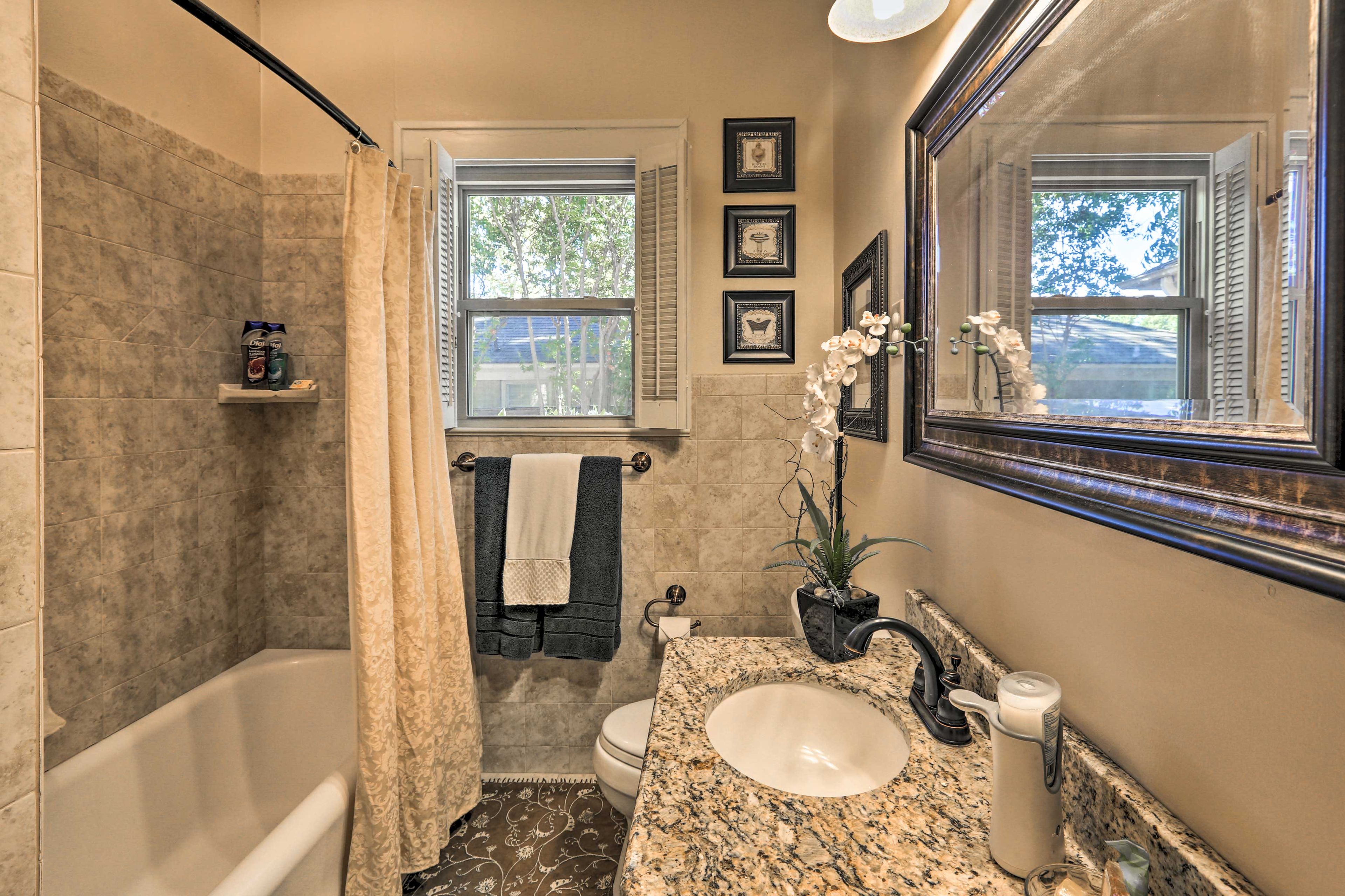 Full Bathroom | Complimentary Toiletries
