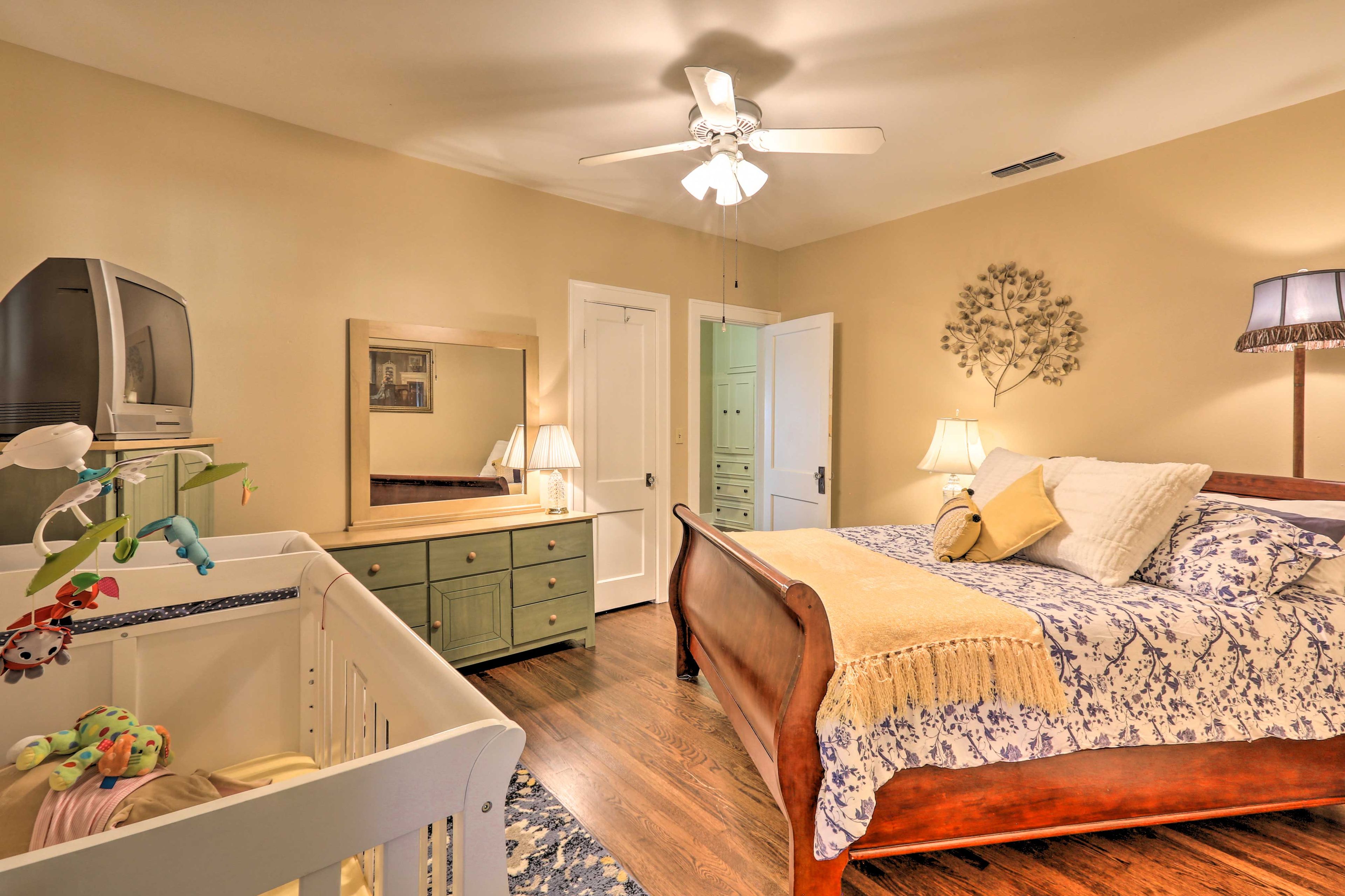 Bedroom 2 | Queen Bed
