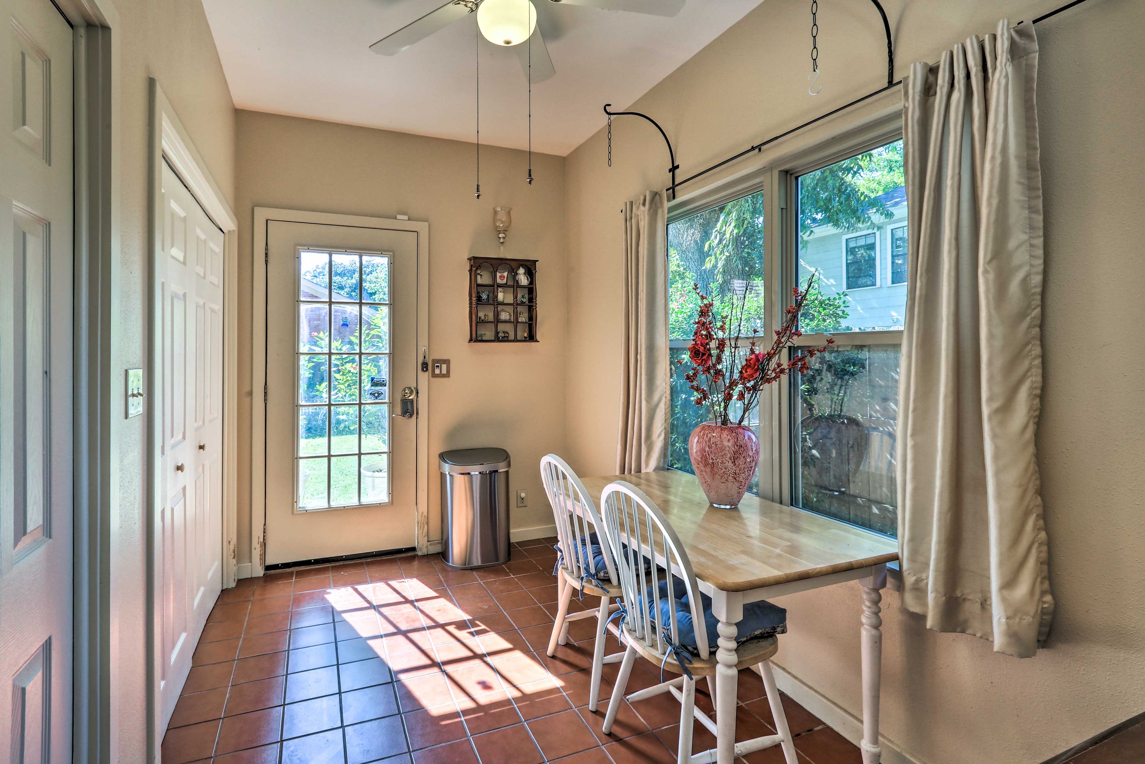 Dining Area | Dishware & Flatware Provided