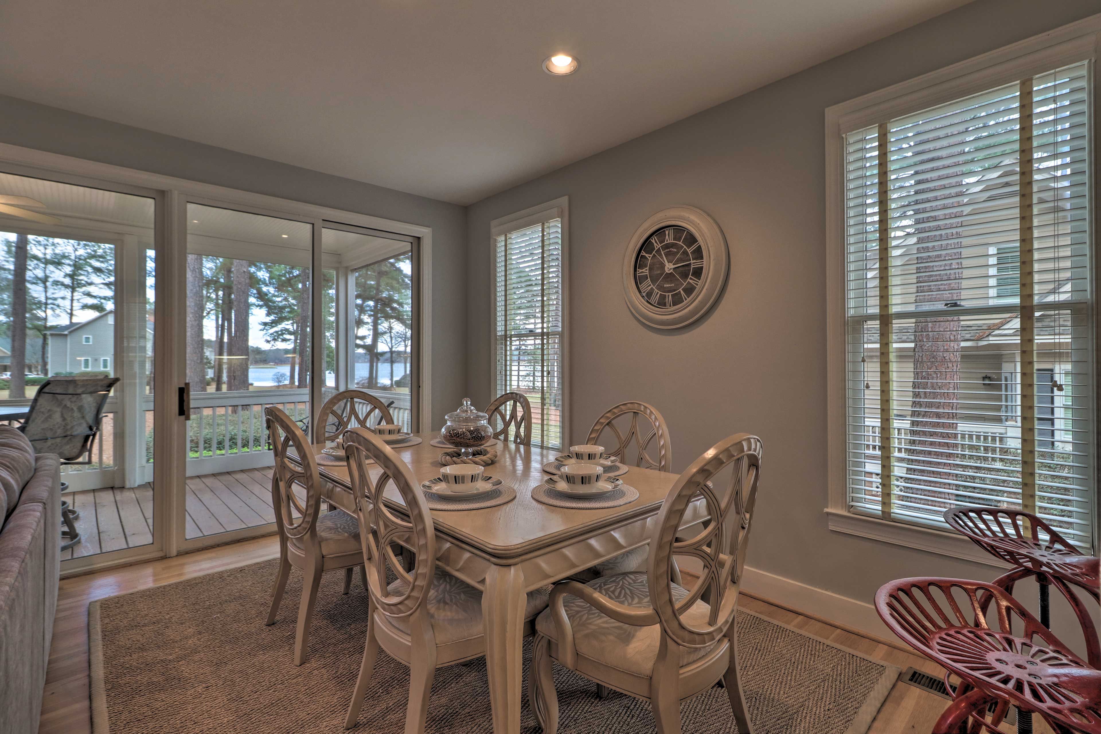 This formal dining table is perfect for a group of 6.
