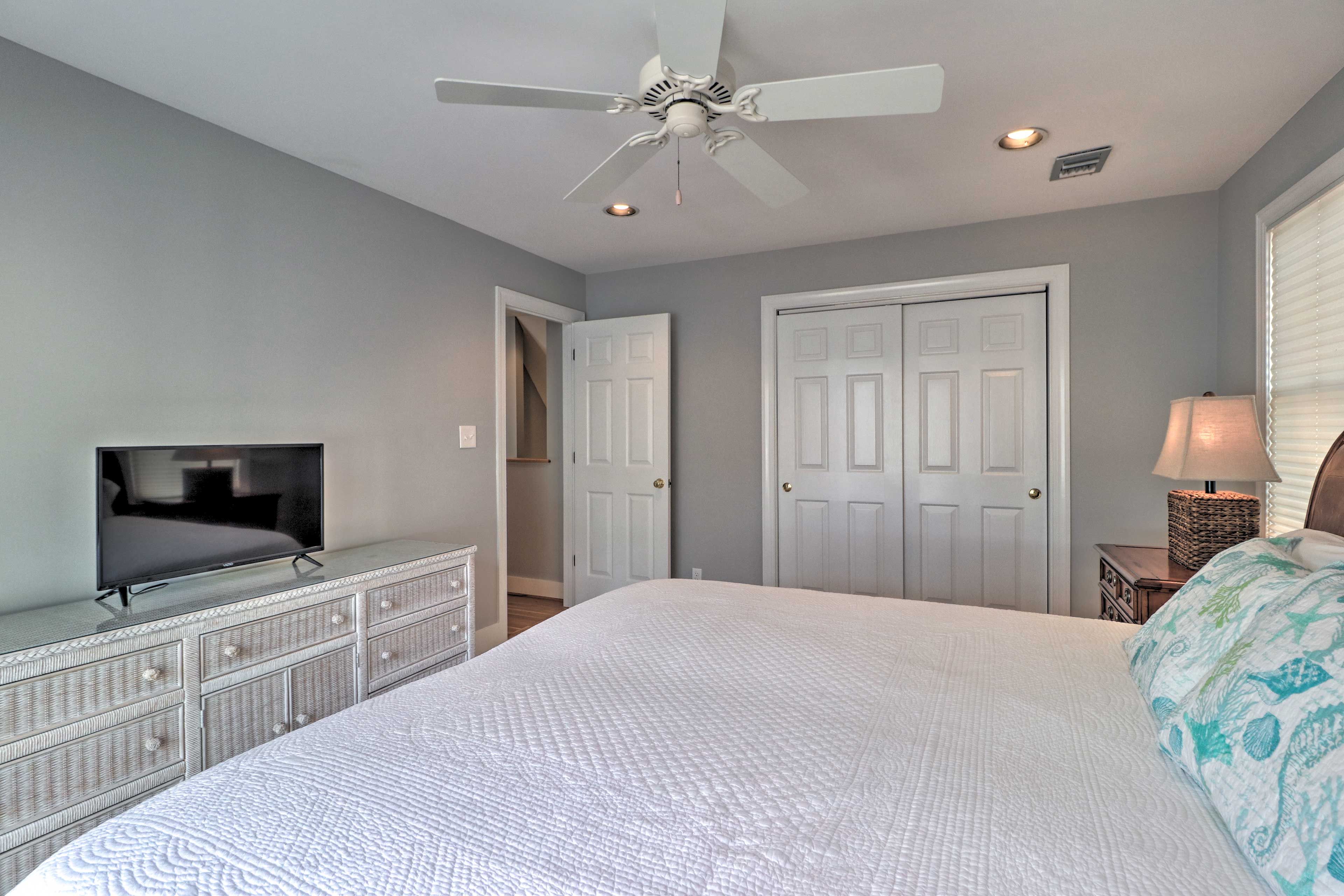 The ceiling fan is sure to keep you cool during those hot Georgia summers.