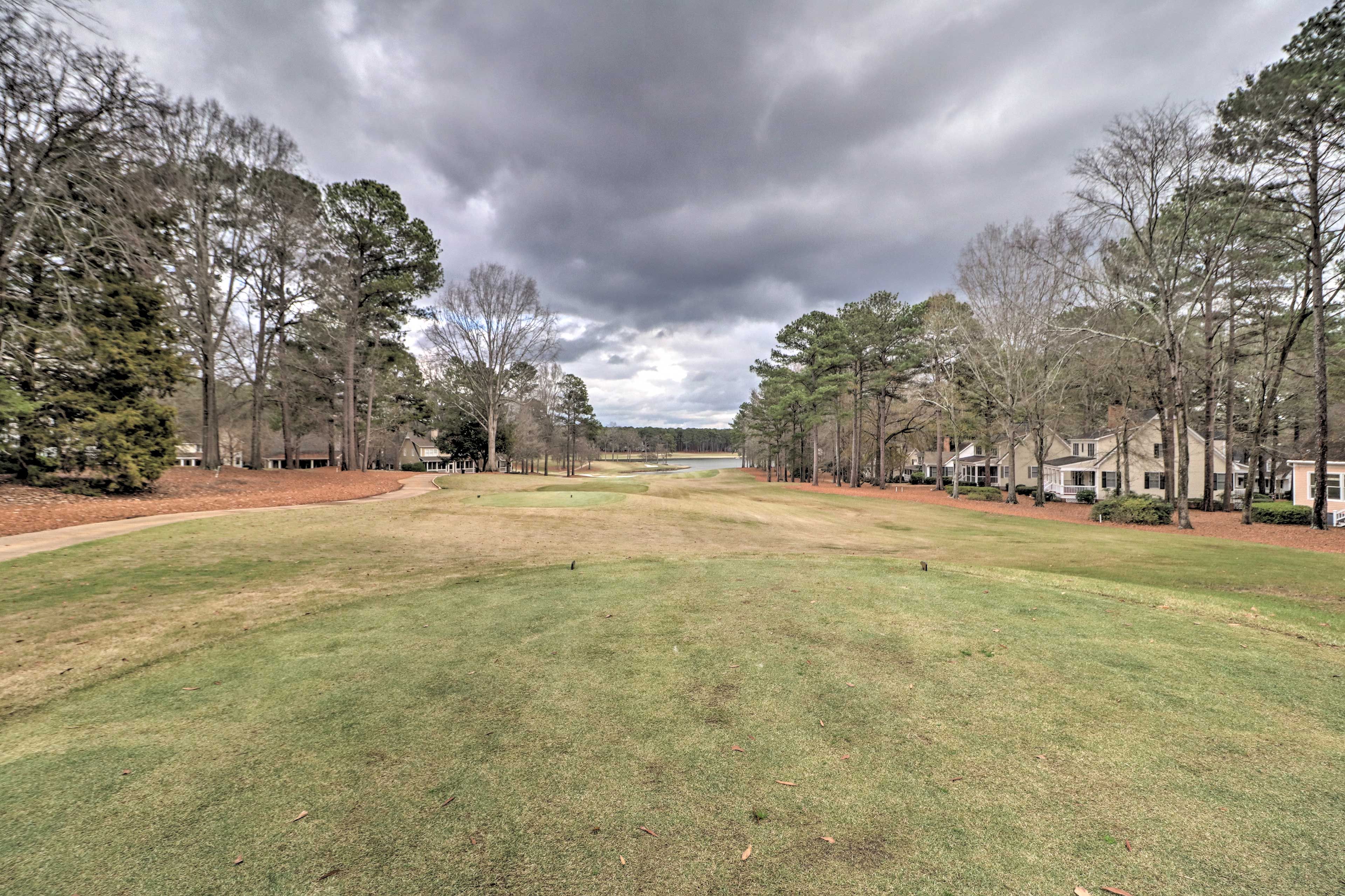 Golfers and lake lovers, rejoice! You've found your dream home.