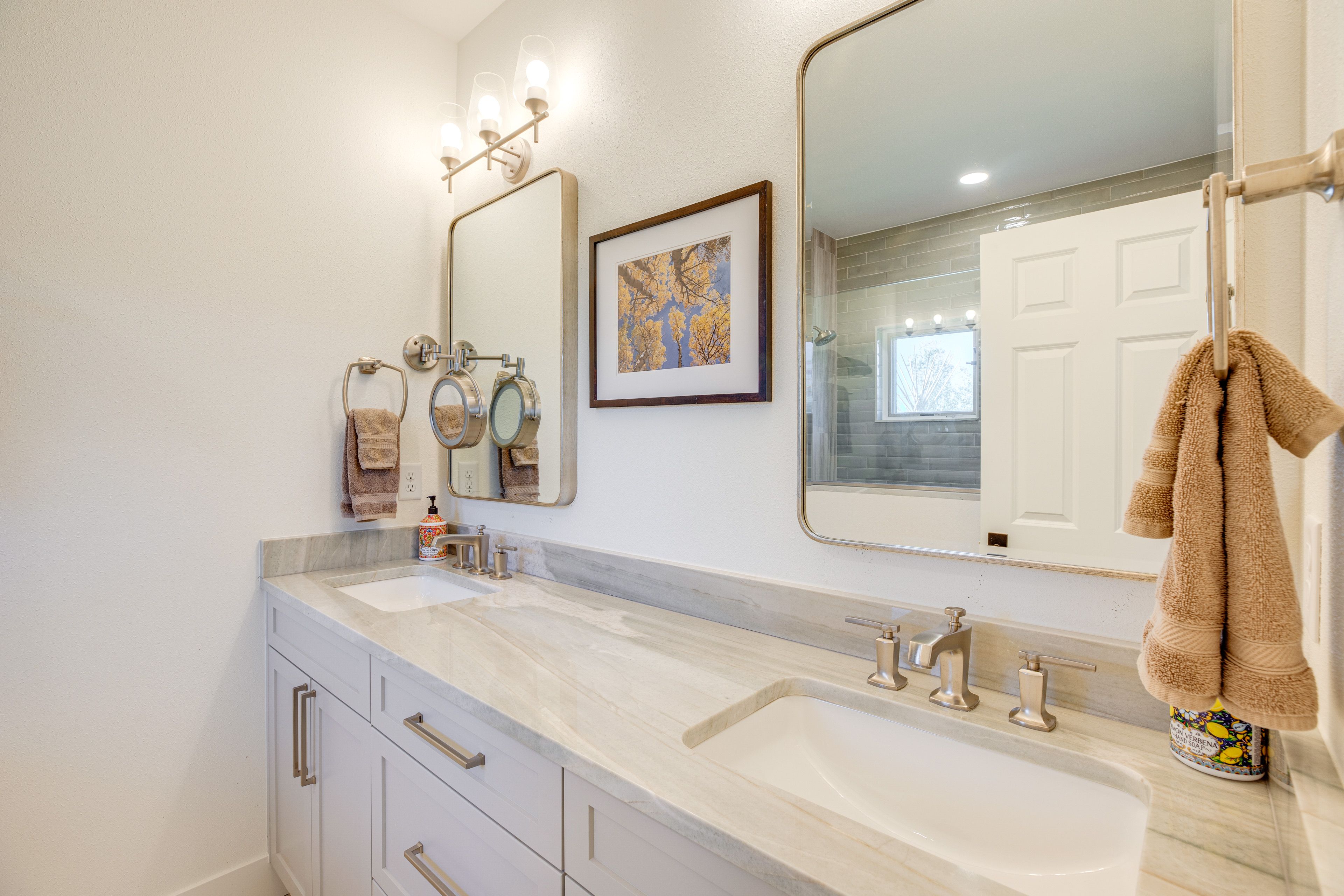 Full Bathroom | 1st Floor | Complimentary Toiletries