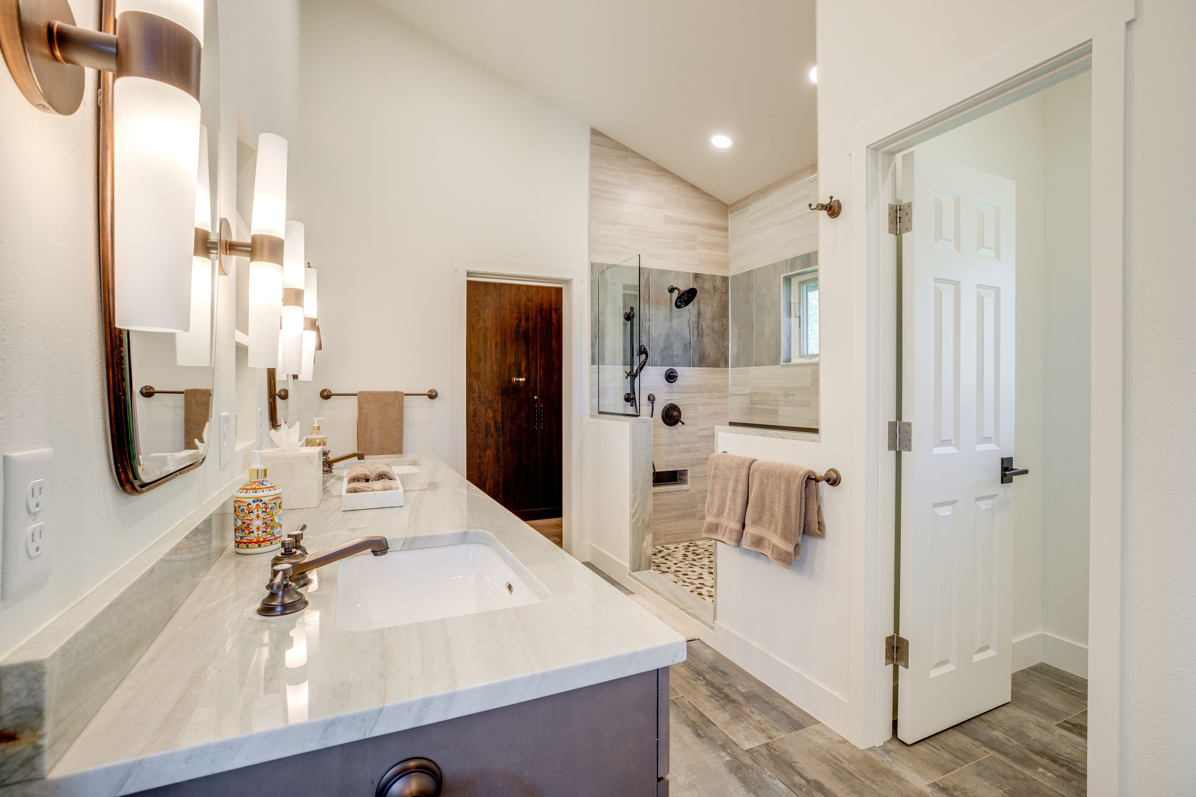 Full Bathroom | 2nd Floor | Complimentary Toiletries