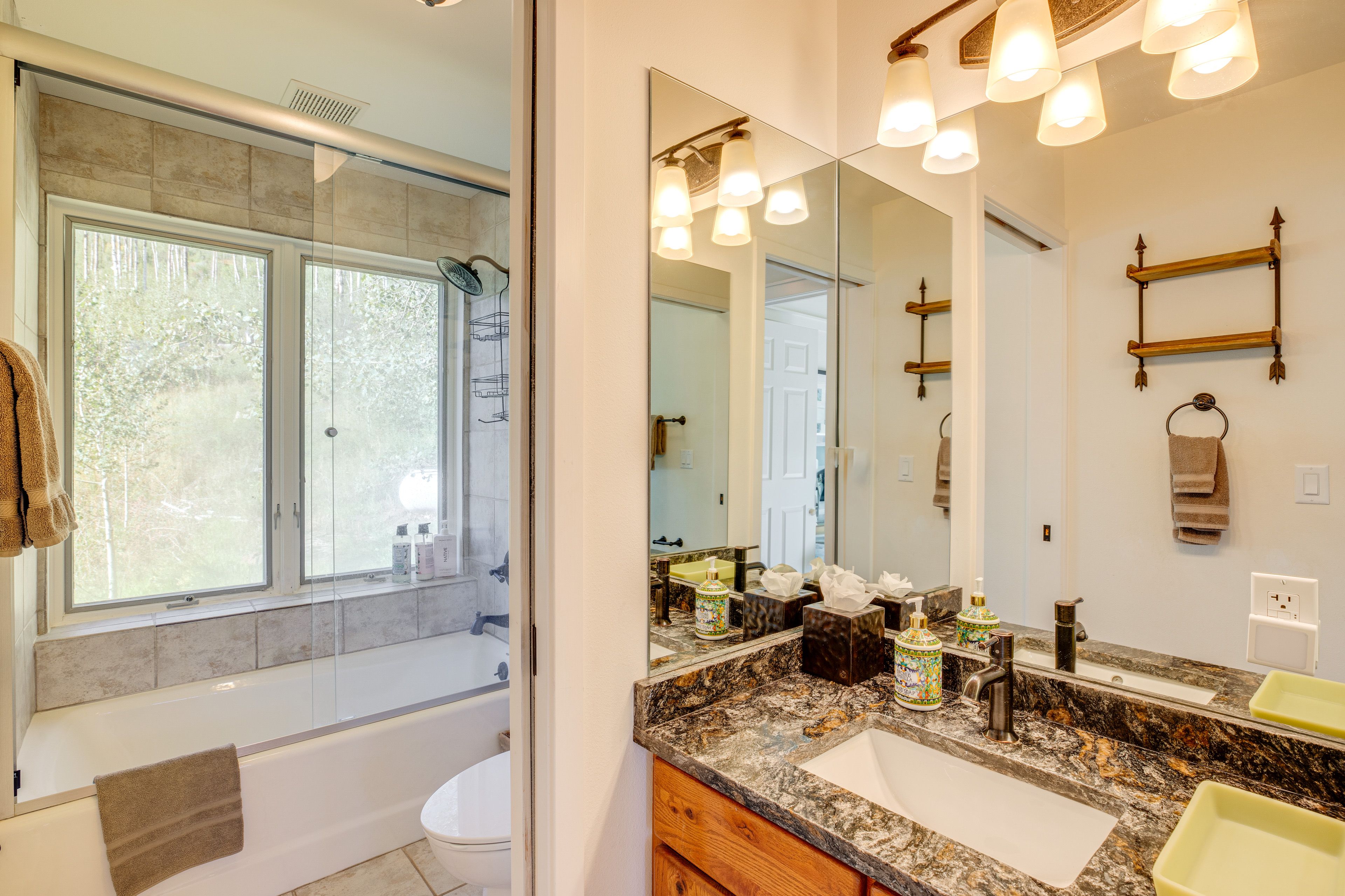 Full Bathroom | 2nd Floor | Complimentary Toiletries