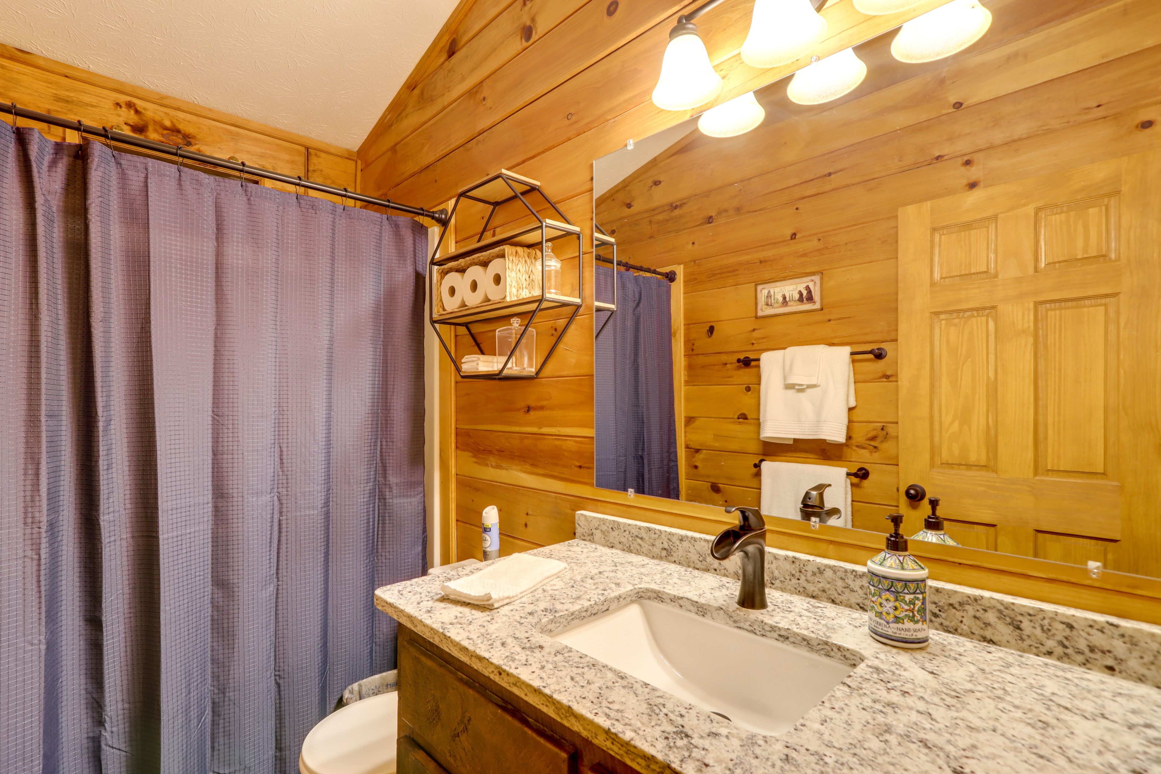 Full Bathroom | Linens & Towels