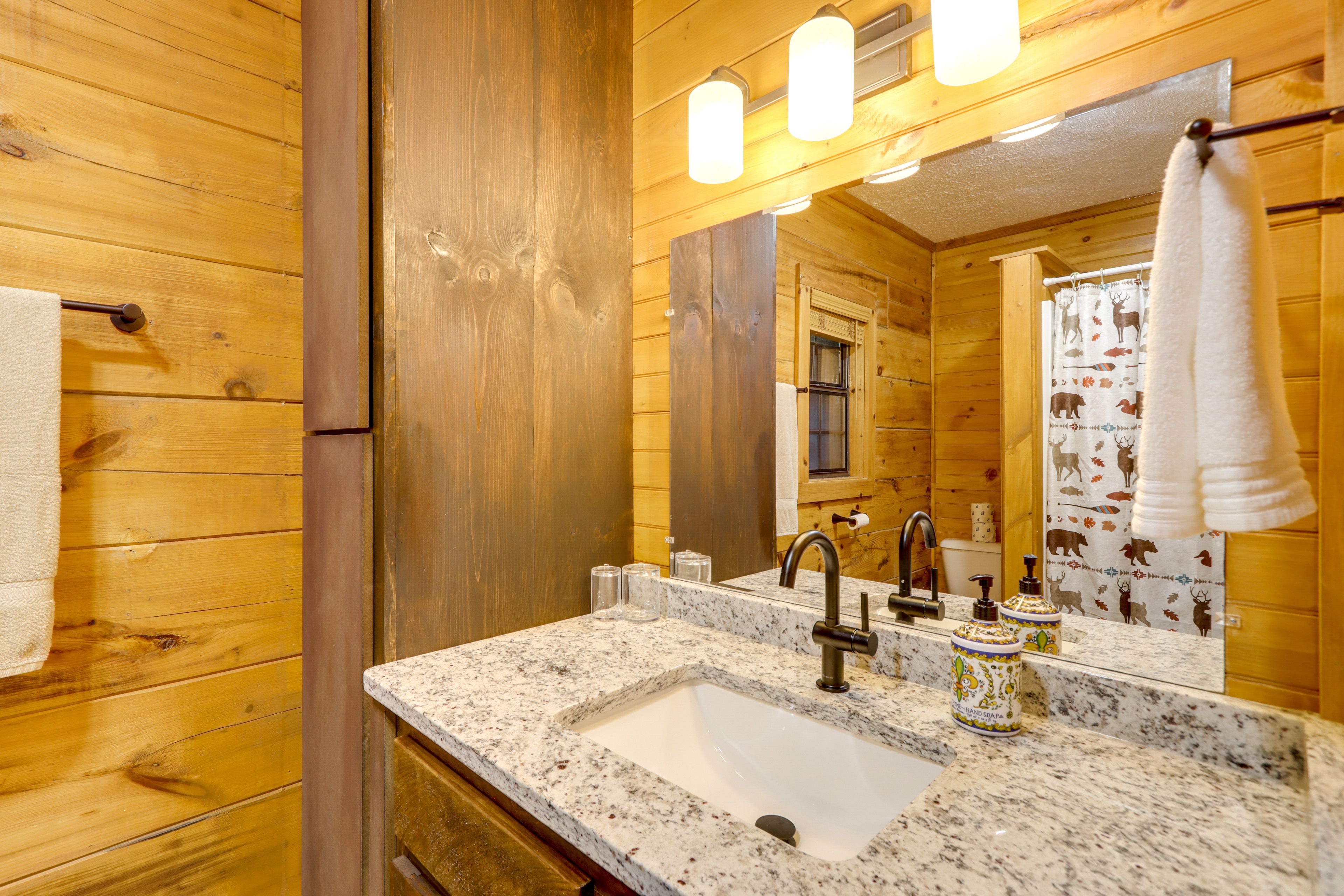 Full Bathroom | Complimentary Toiletries | Hair Dryer