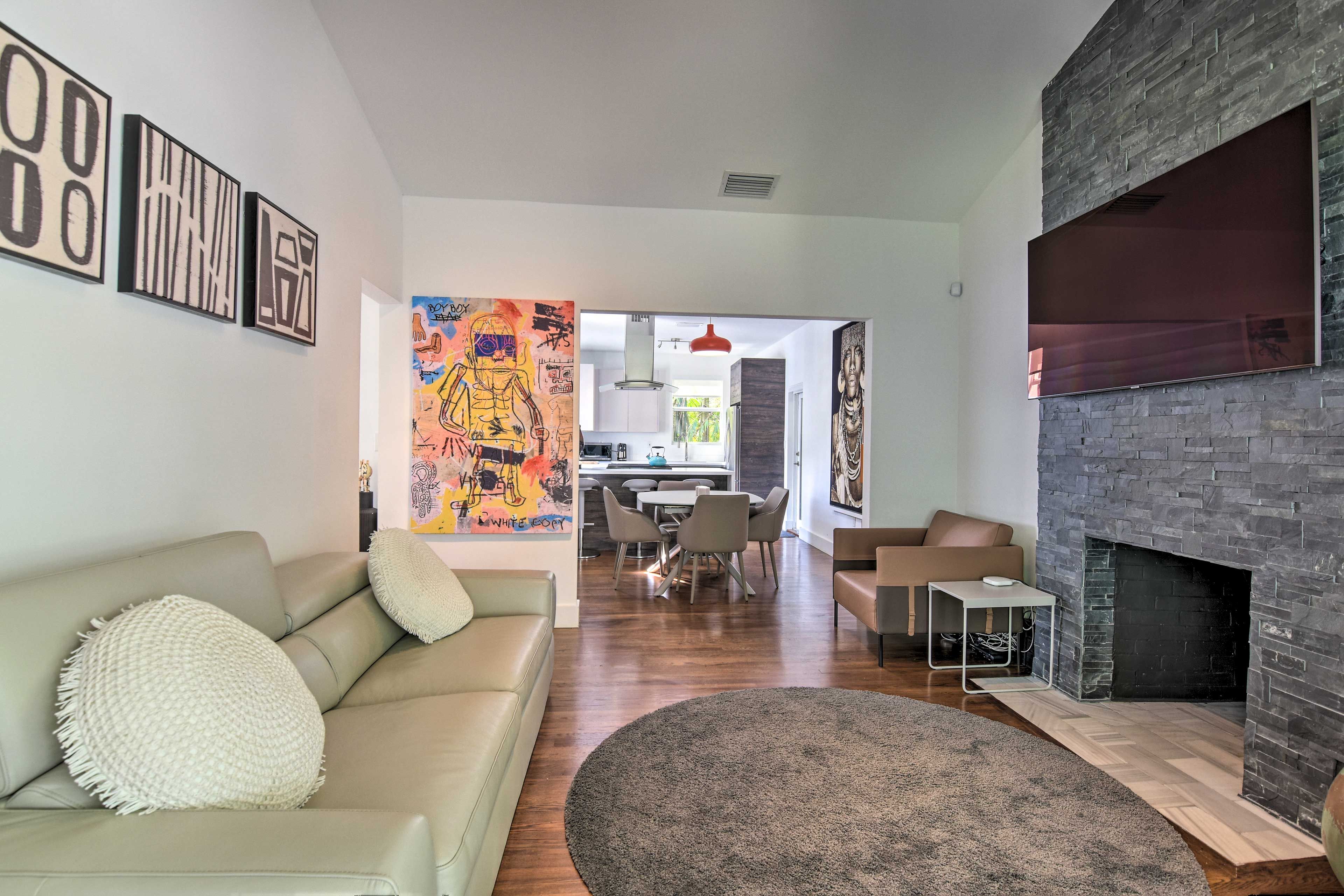 Living Room | Central A/C & Heating | Free WiFi