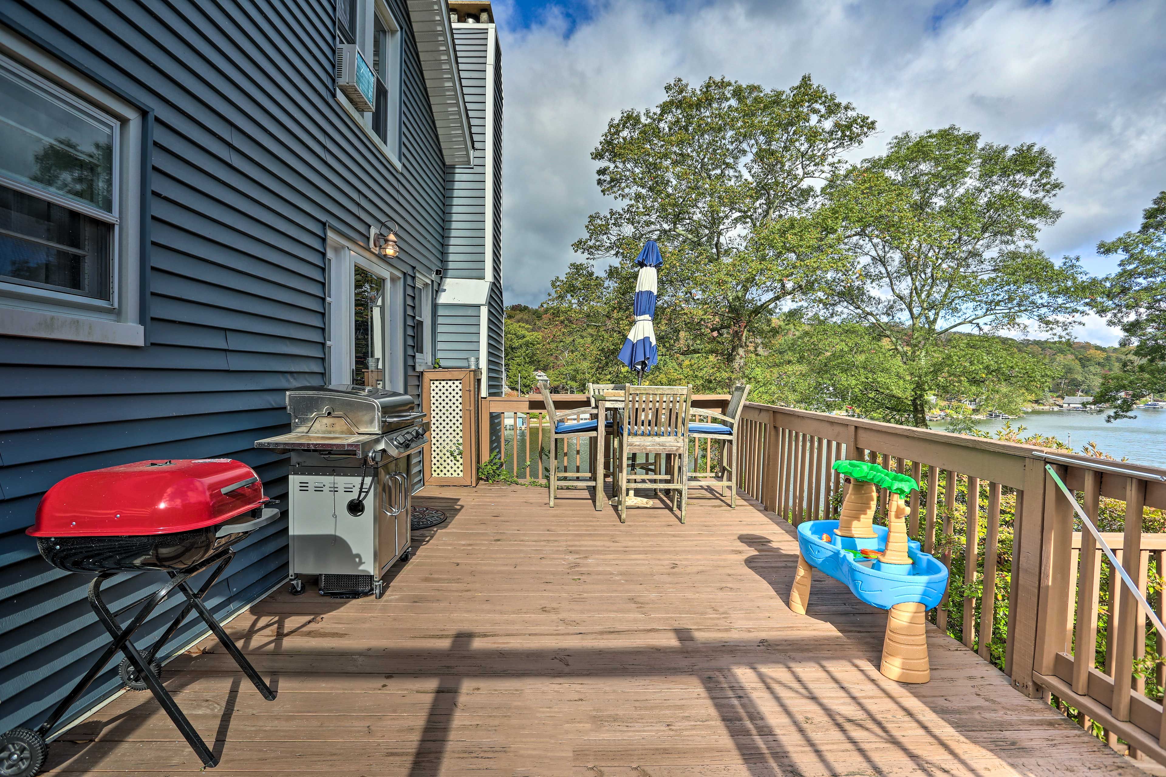 Throw an evening barbecue with the gas grill!