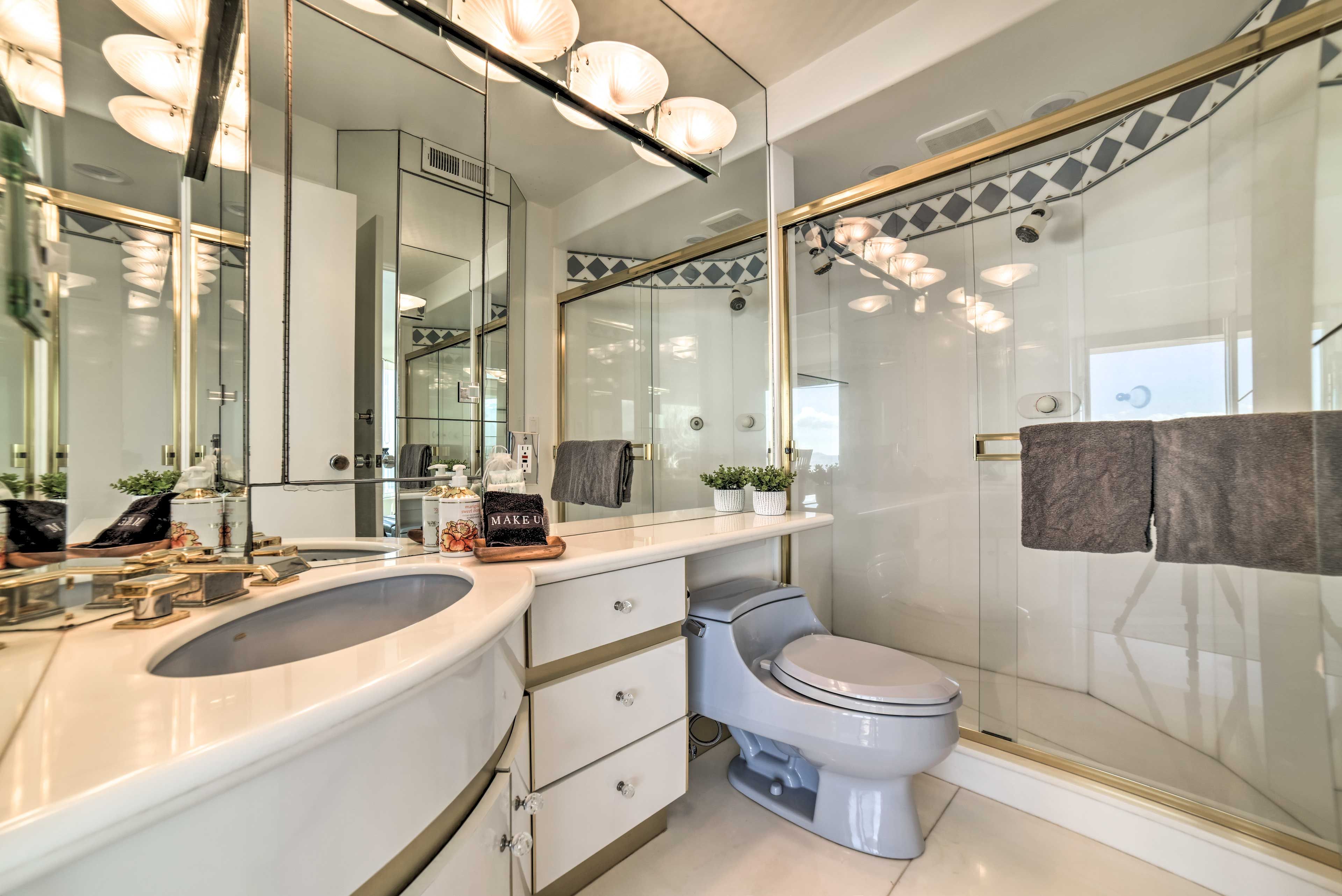 Full Bathroom | Complimentary Toiletries
