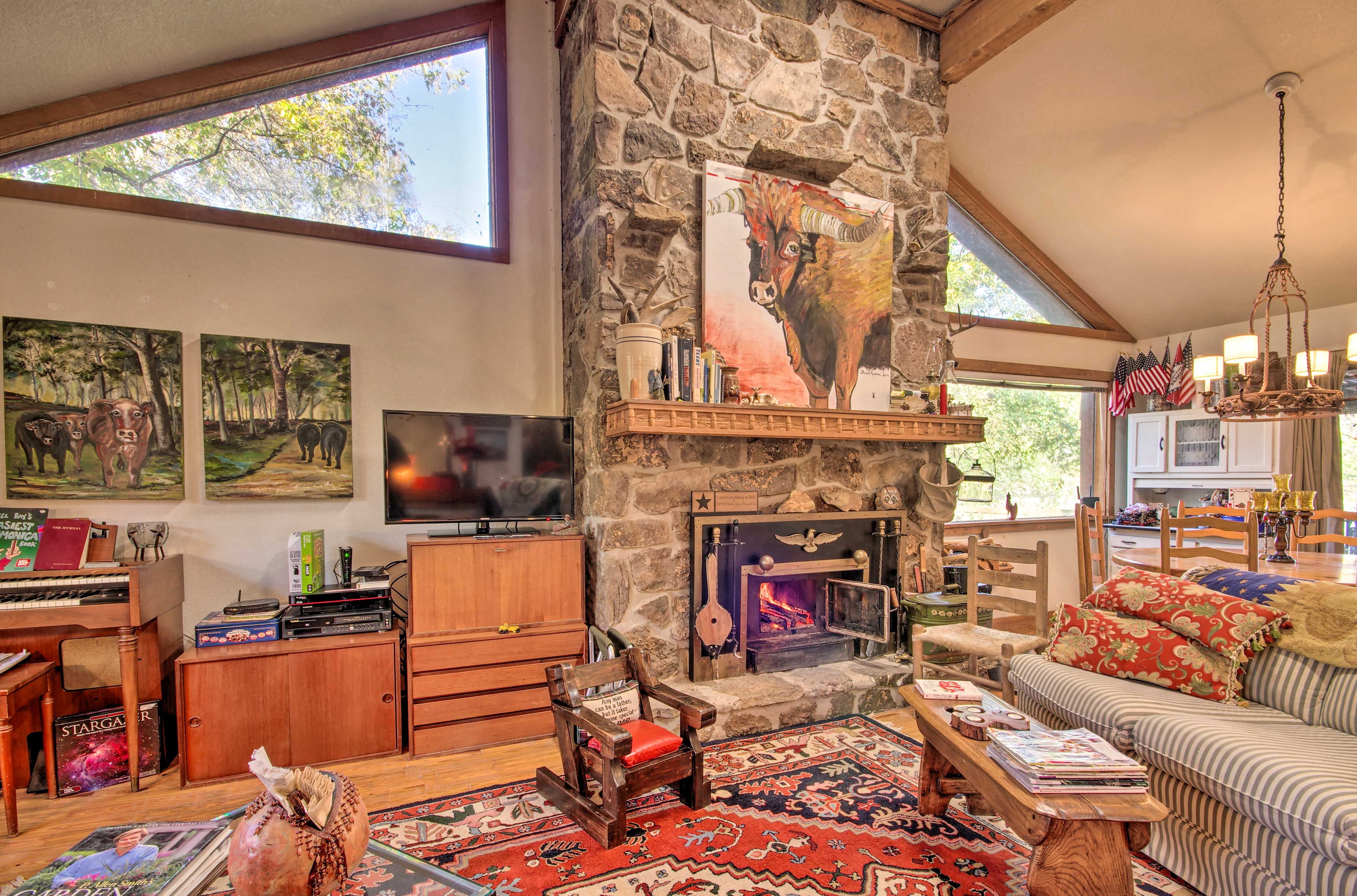 Mammoth Springs Vacation Rental | 6BR | 3BA | 3,000 Sq Ft | Stairs to Access