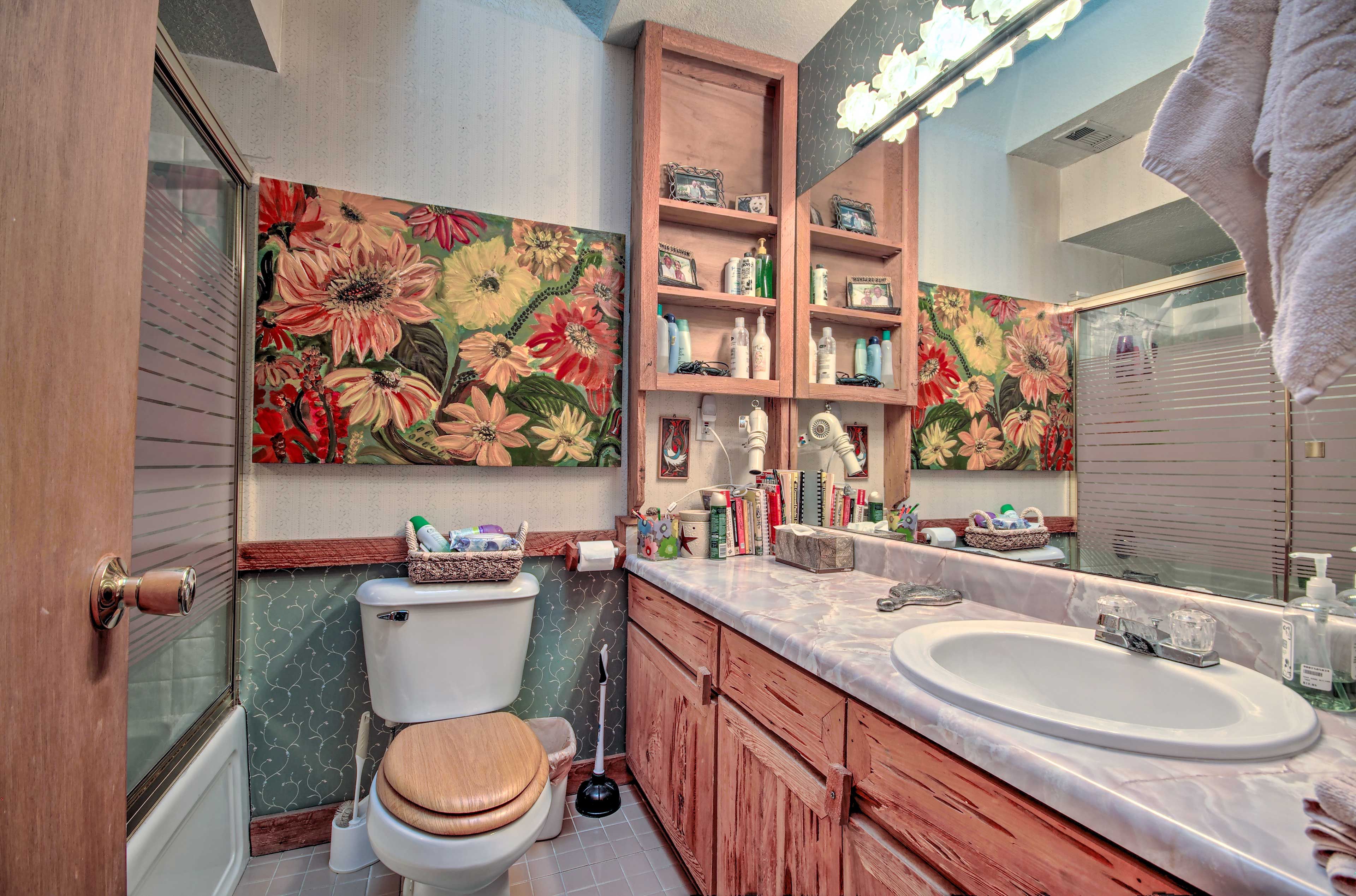 Full Bathroom | Towels Provided