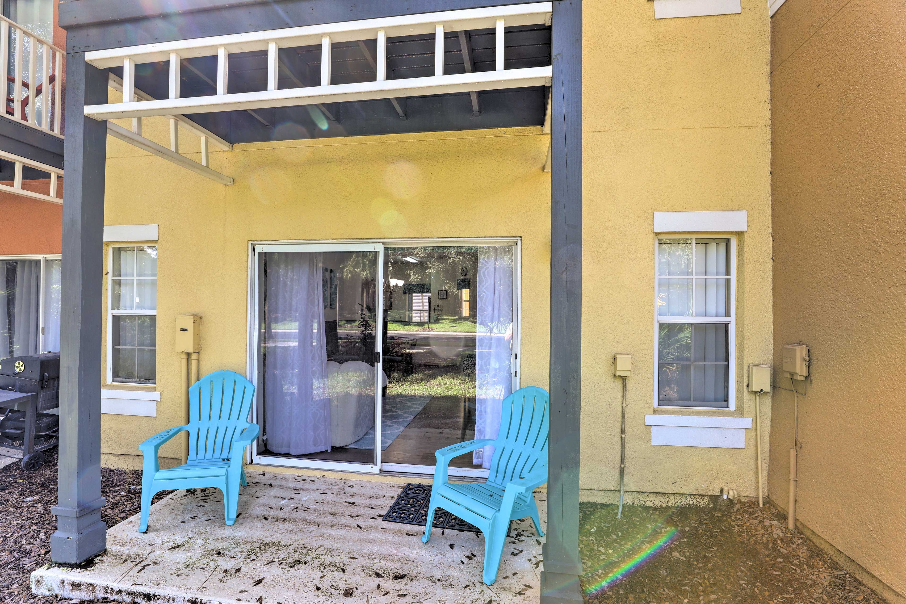 This beach-themed abode offers accommodations for up to 6 travelers.