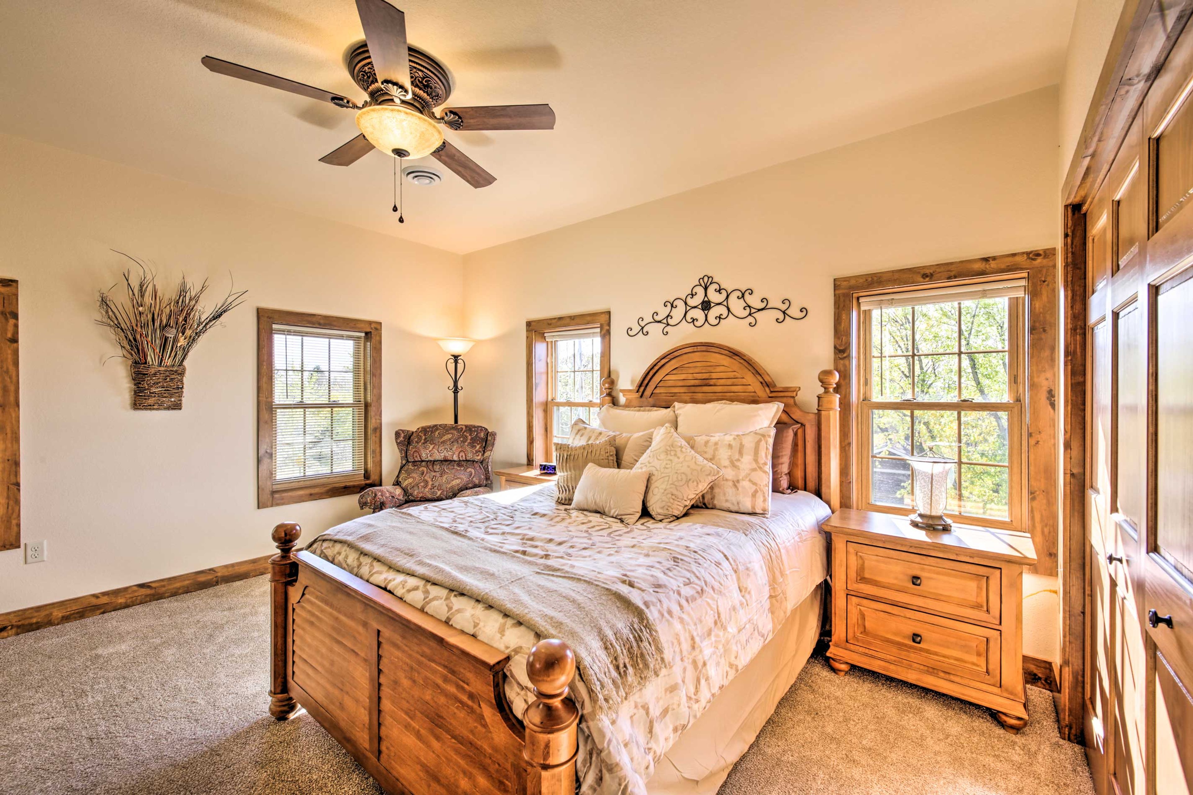 Bedroom 1 | Queen Bed