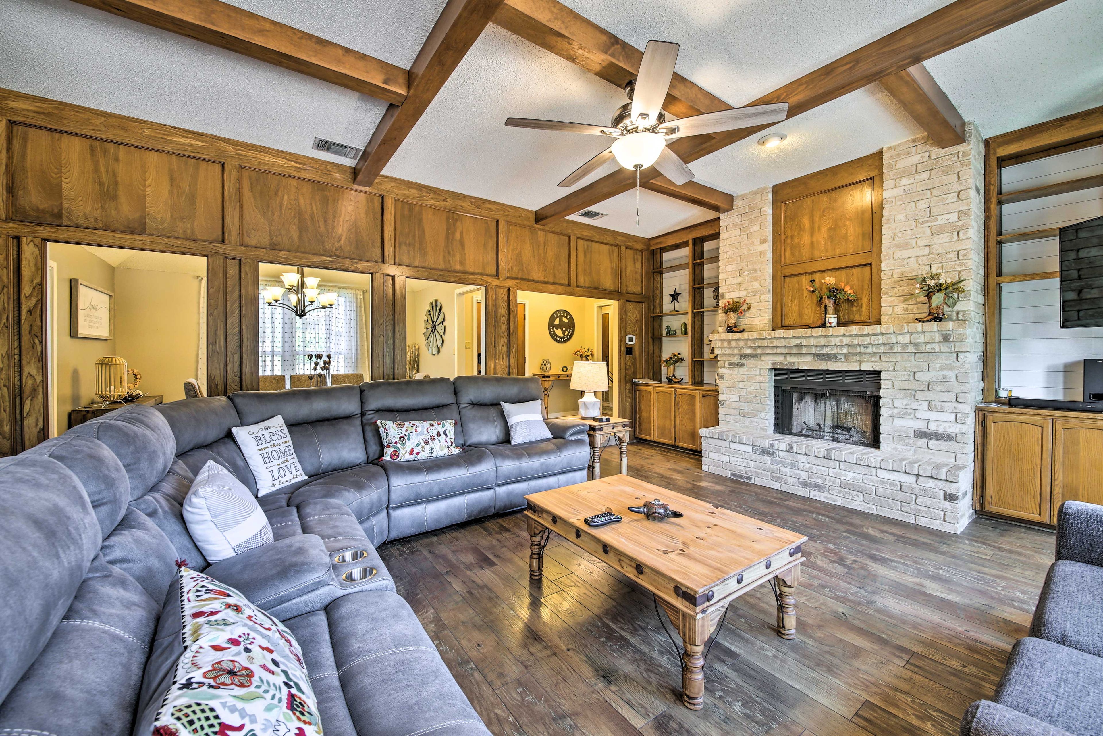 Living Room | Free WiFi | Air Conditioning | Smart TV