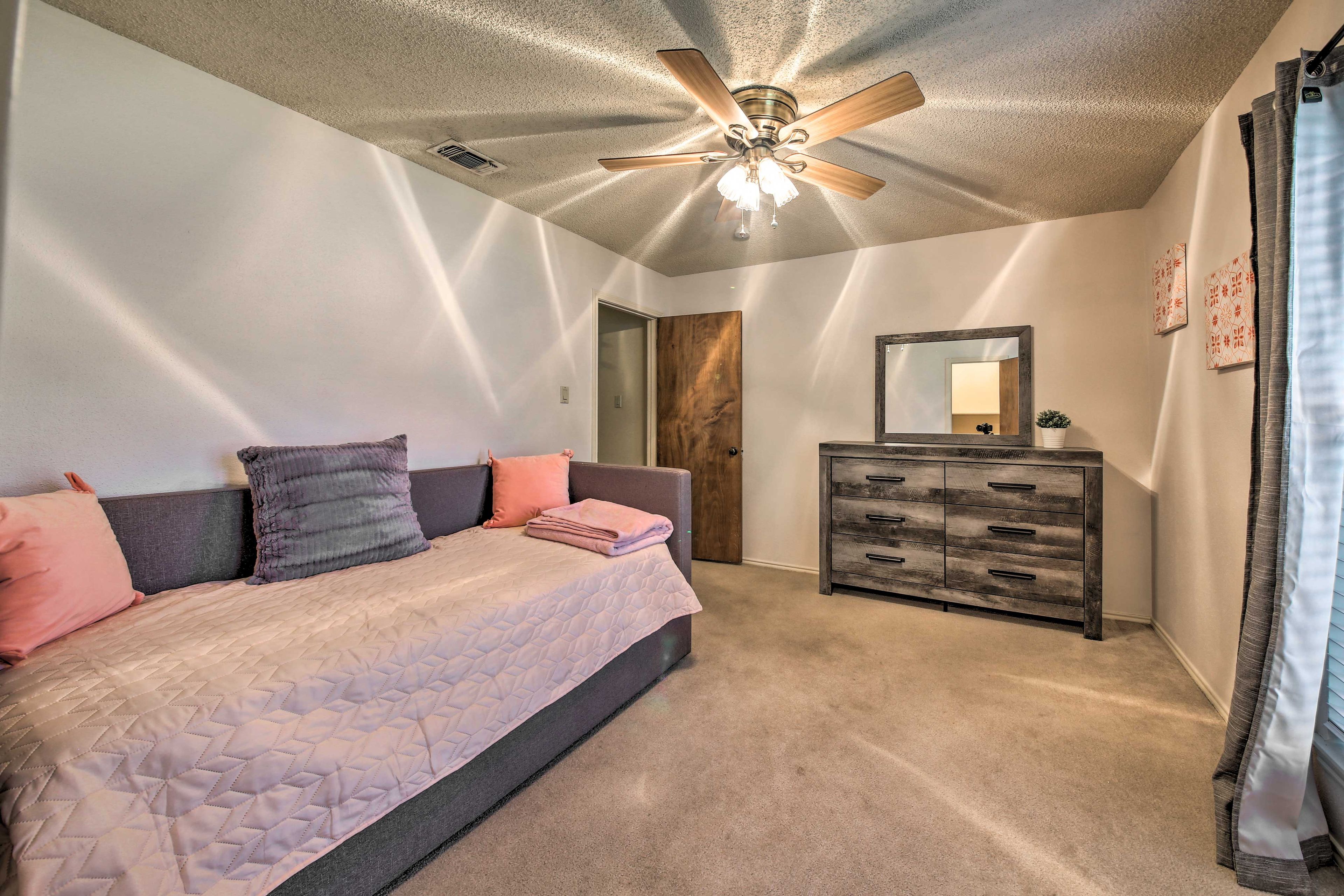 Bedroom 2 | Twin Daybed w/ Twin Trundle