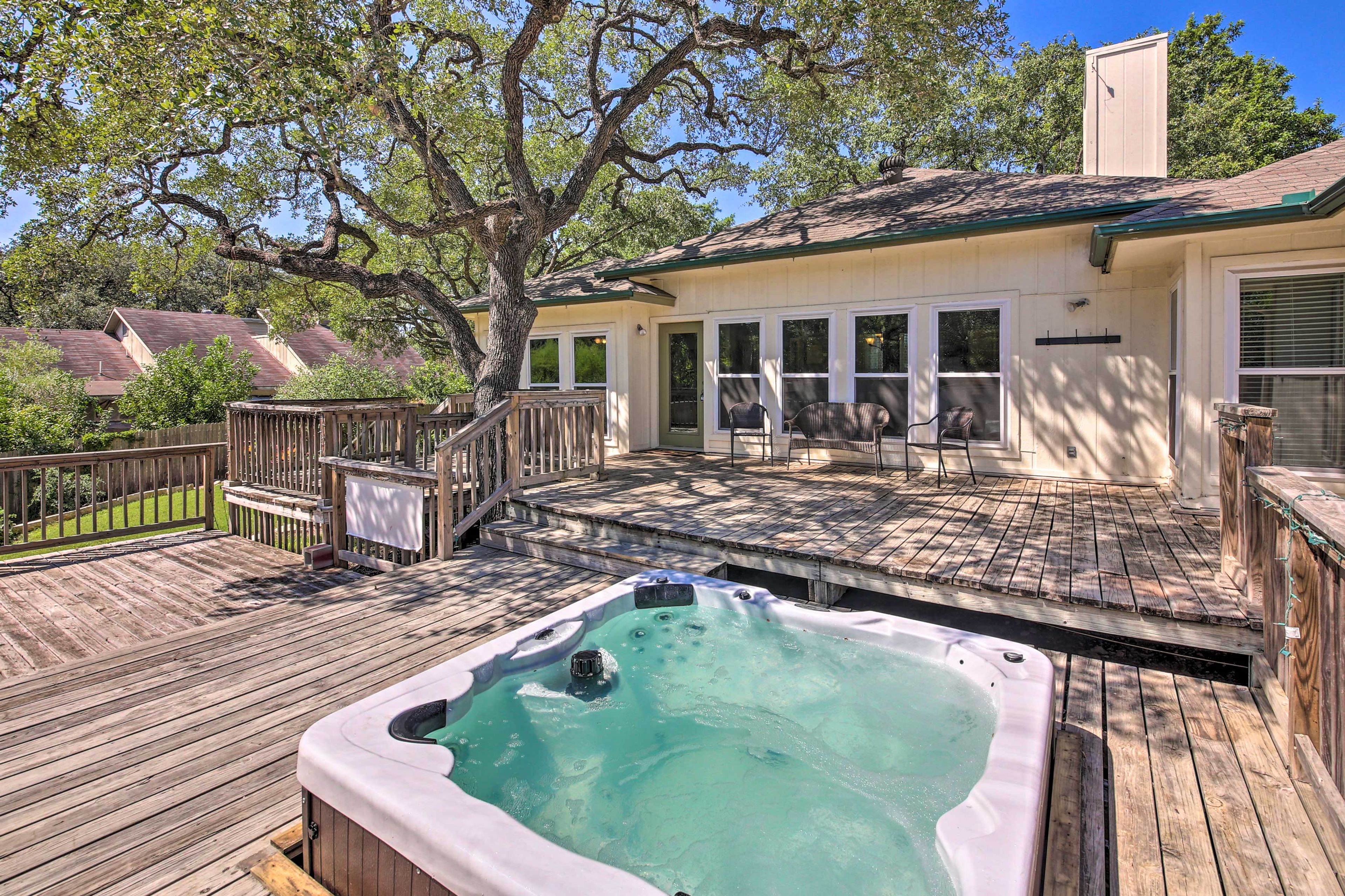 Deck w/ Hot Tub
