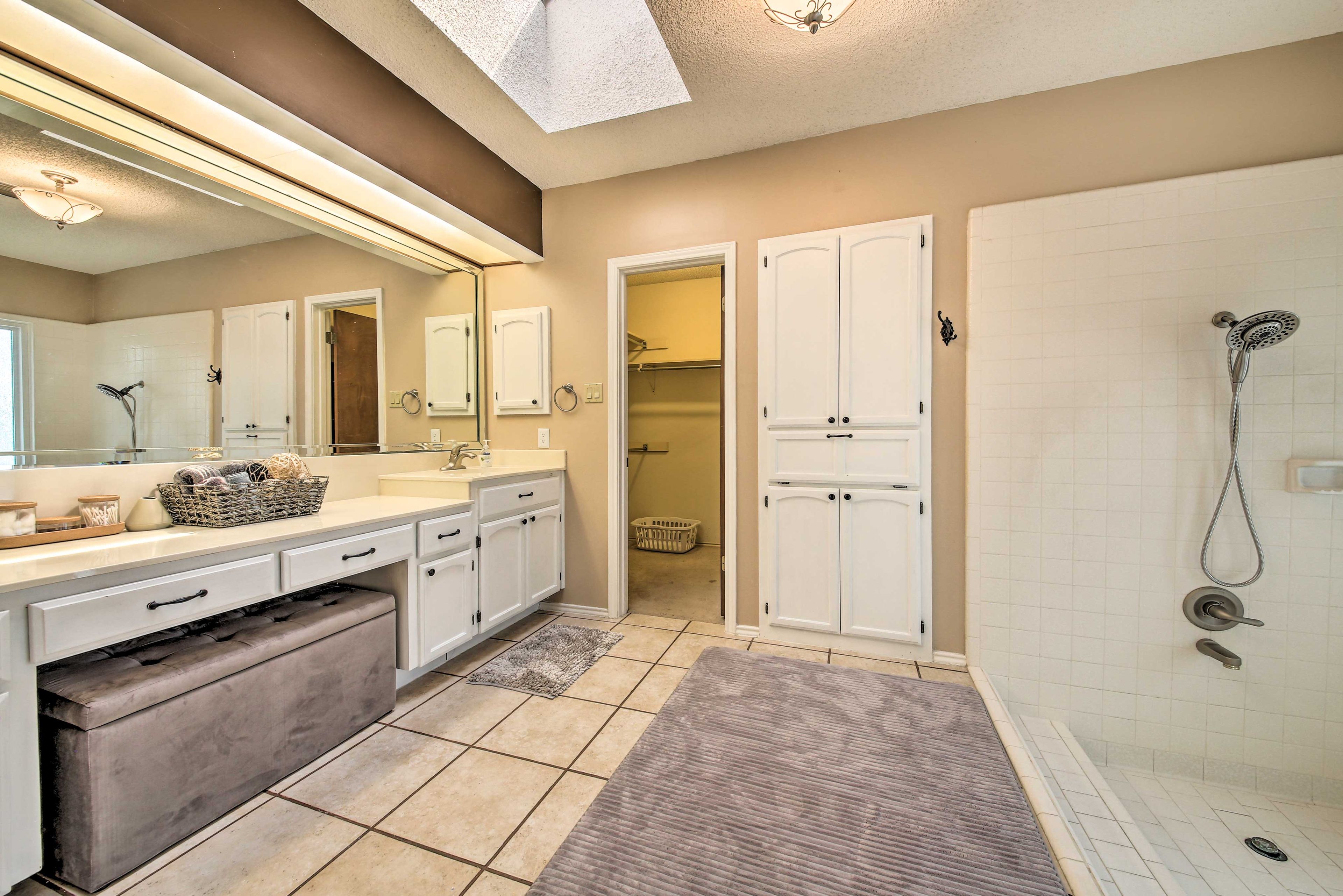 En-Suite Bathroom | Walk-In Closet | Linens/Towels