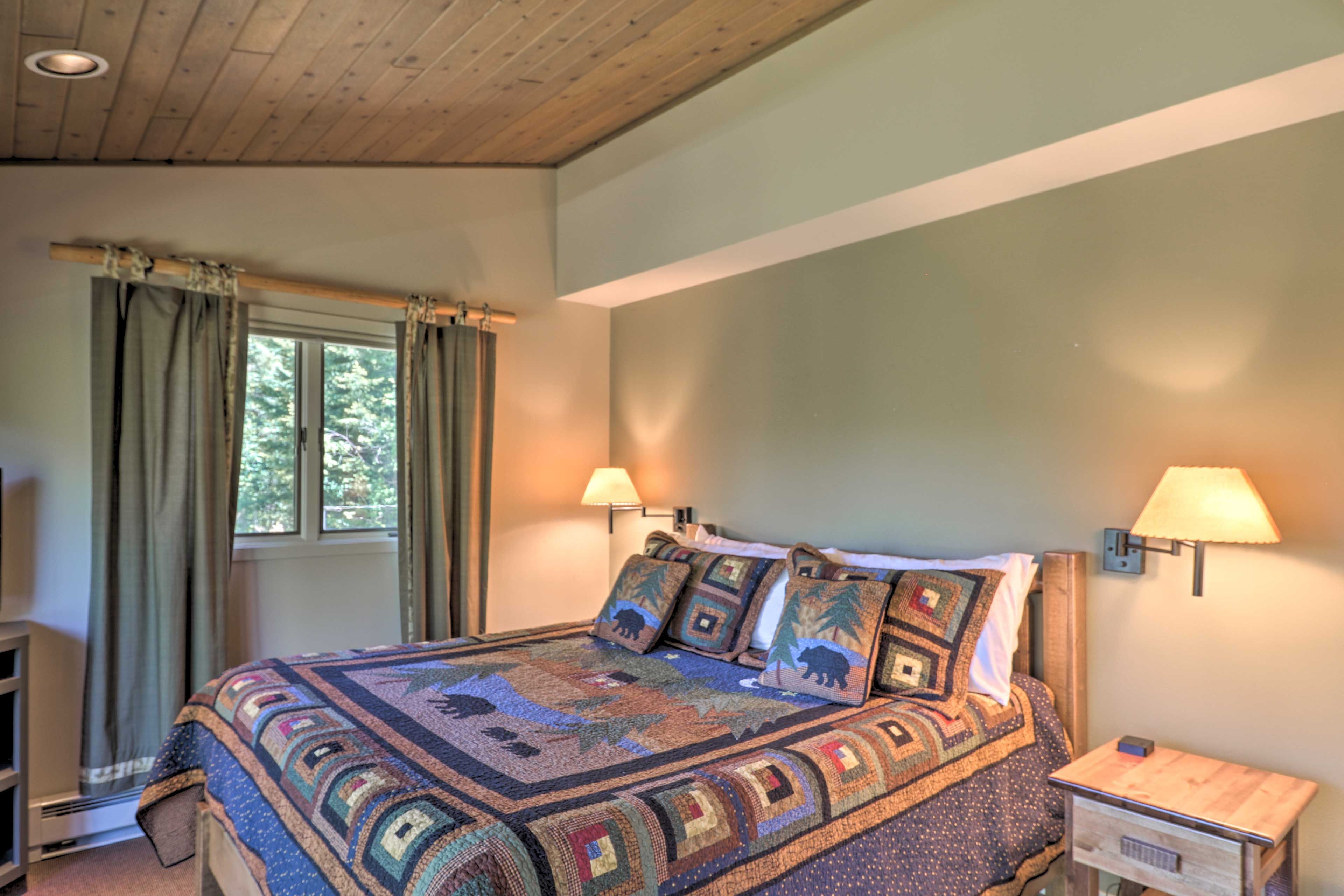 Bedroom 1 | King Bed