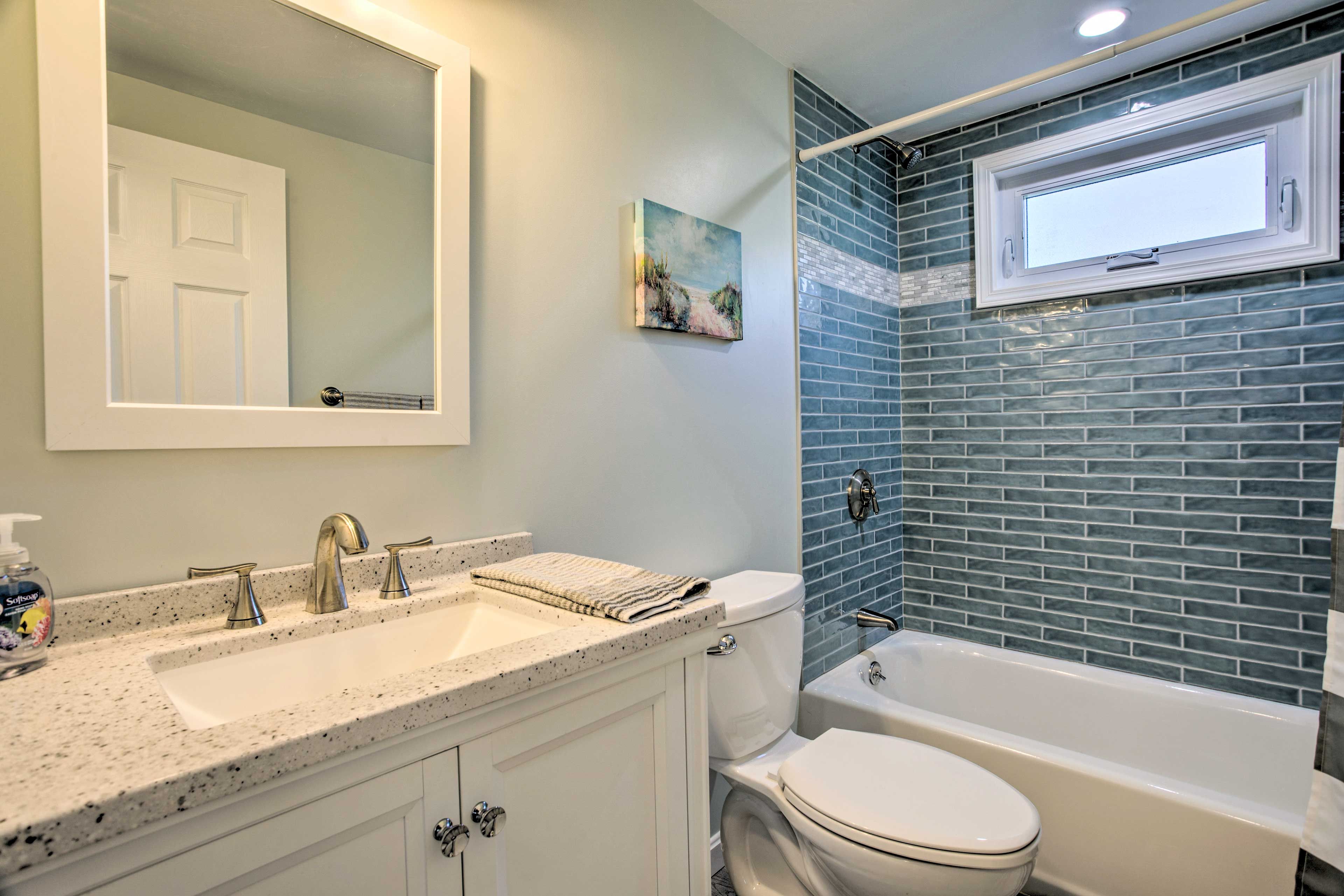 Full Bathroom | Towels Provided