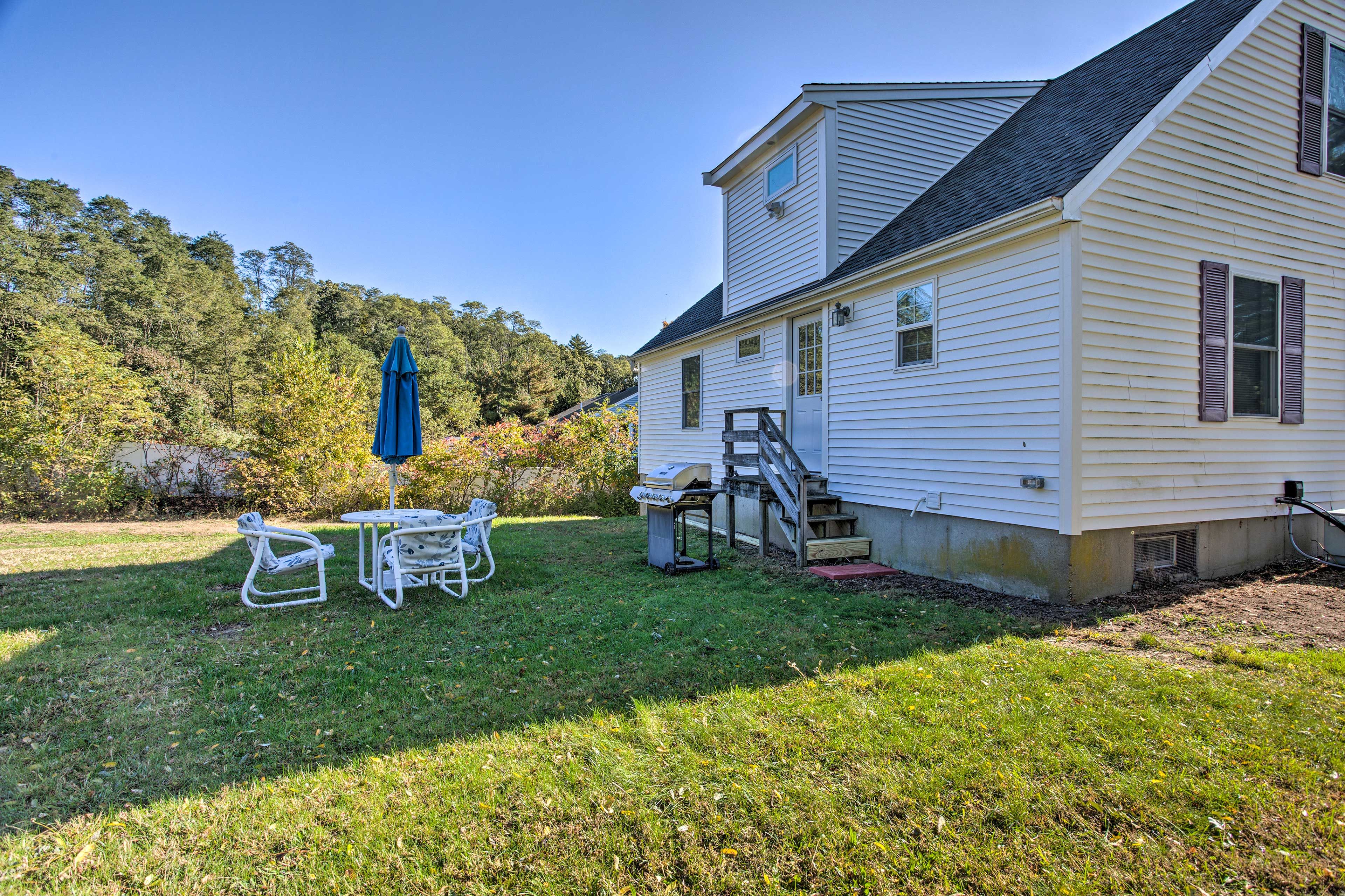 Yard Space | Gas Grill | Outdoor Dining