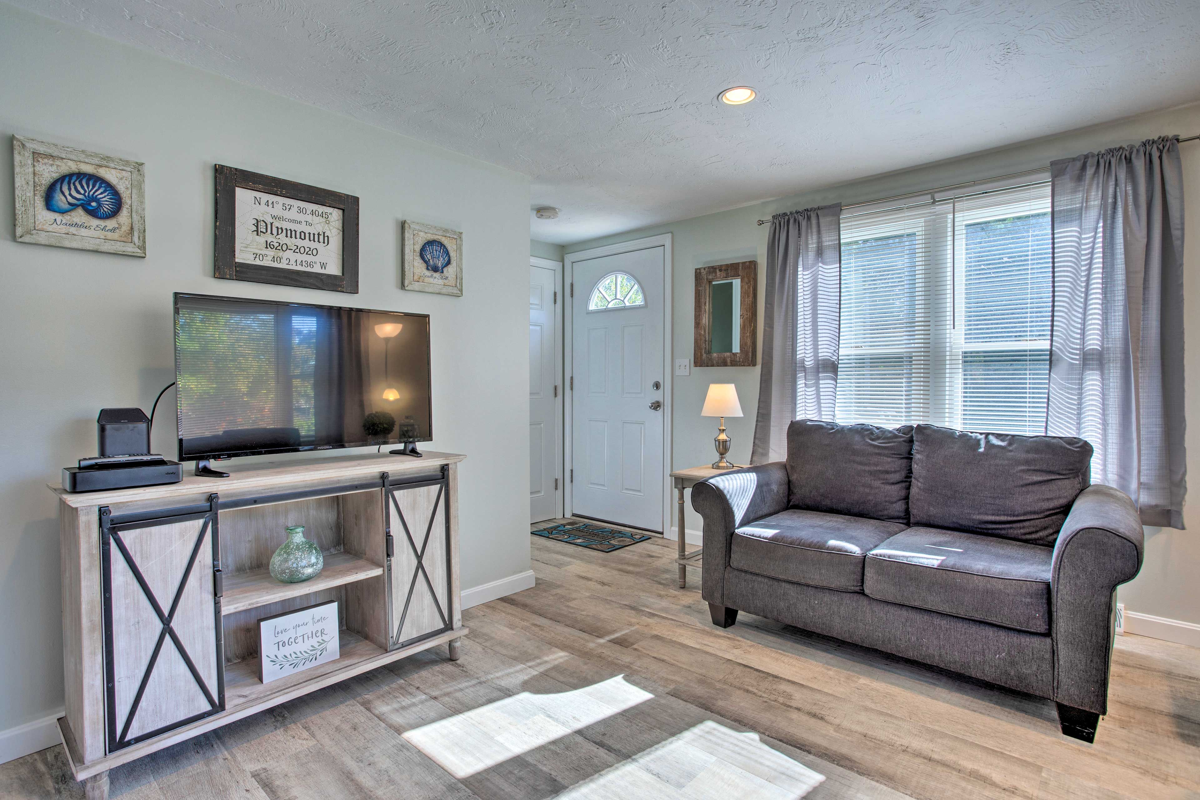 Living Room | Smart TV | Central A/C | Free WiFi