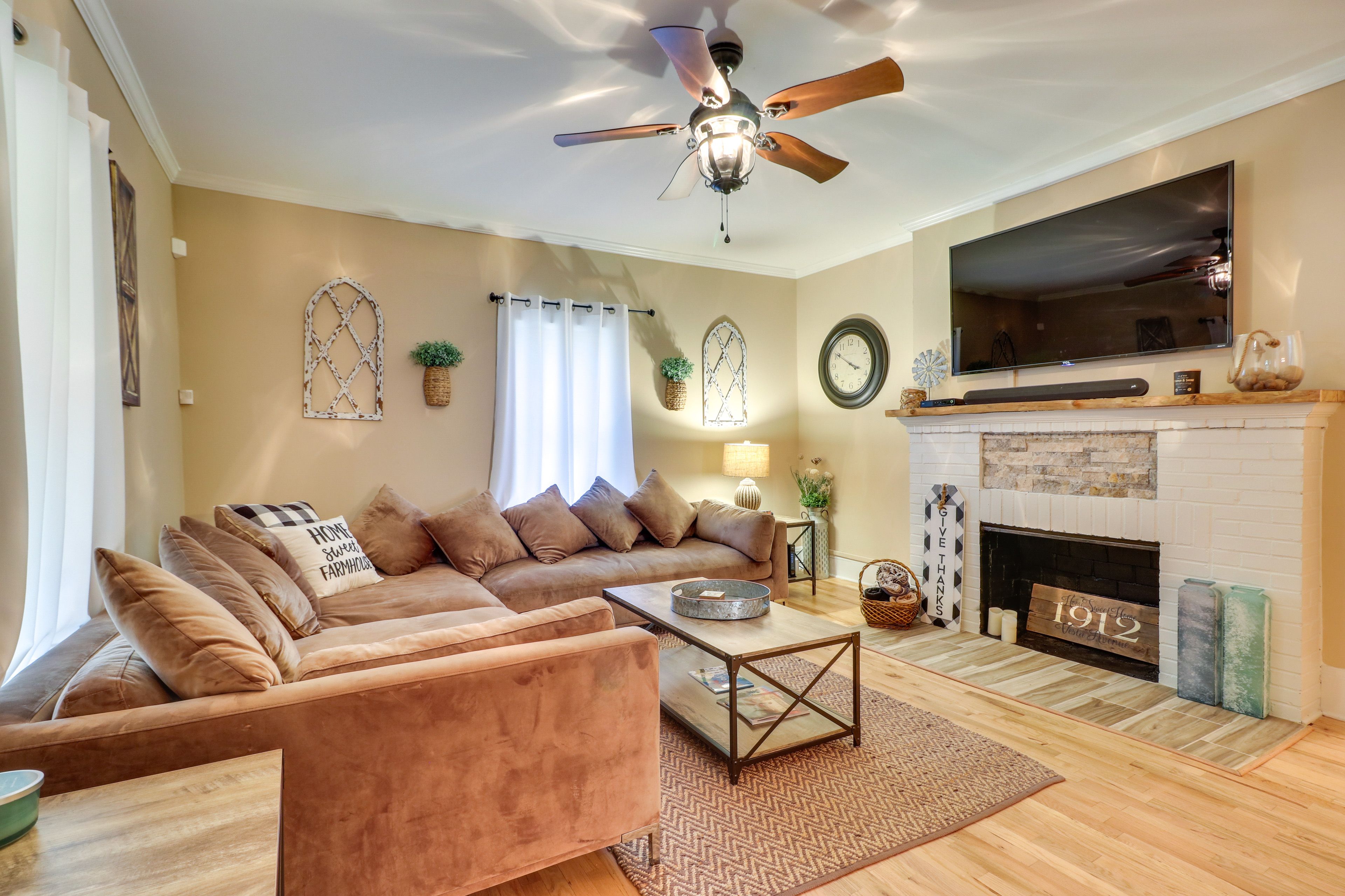 Living Room | Free WiFi | Central A/C | Roku TV