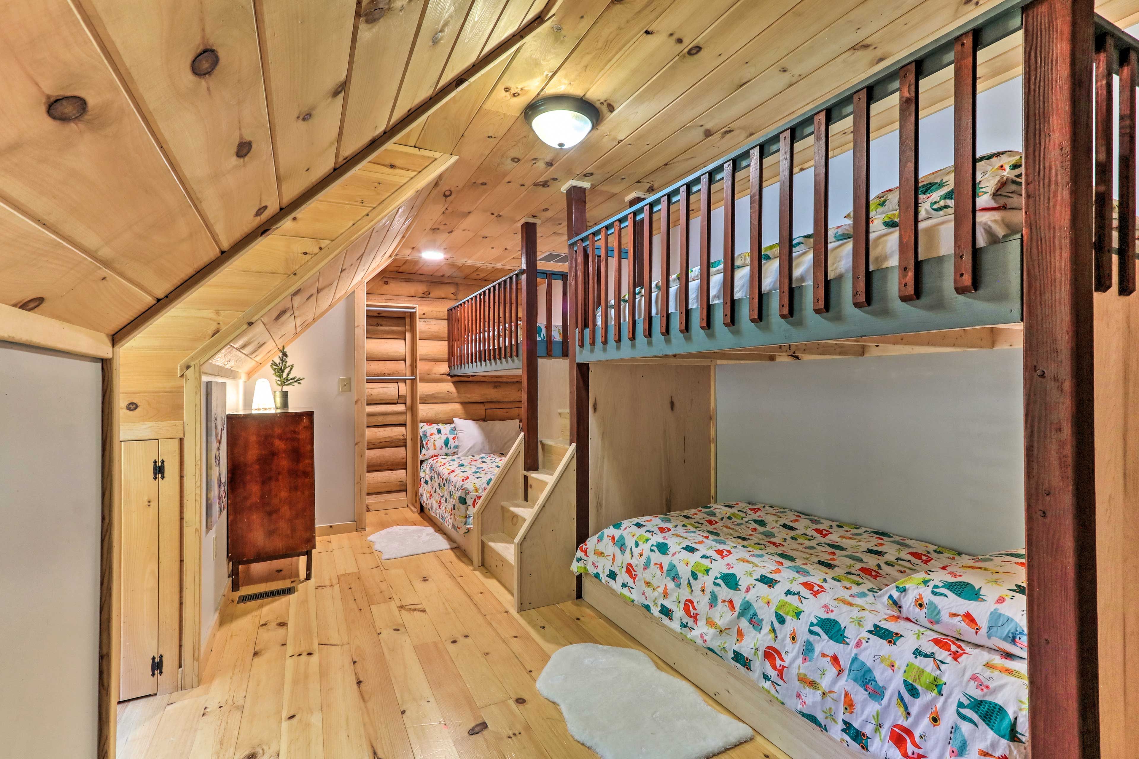 Bedroom 7 | Twin/Full Bunk Bed | Twin Bunk Bed