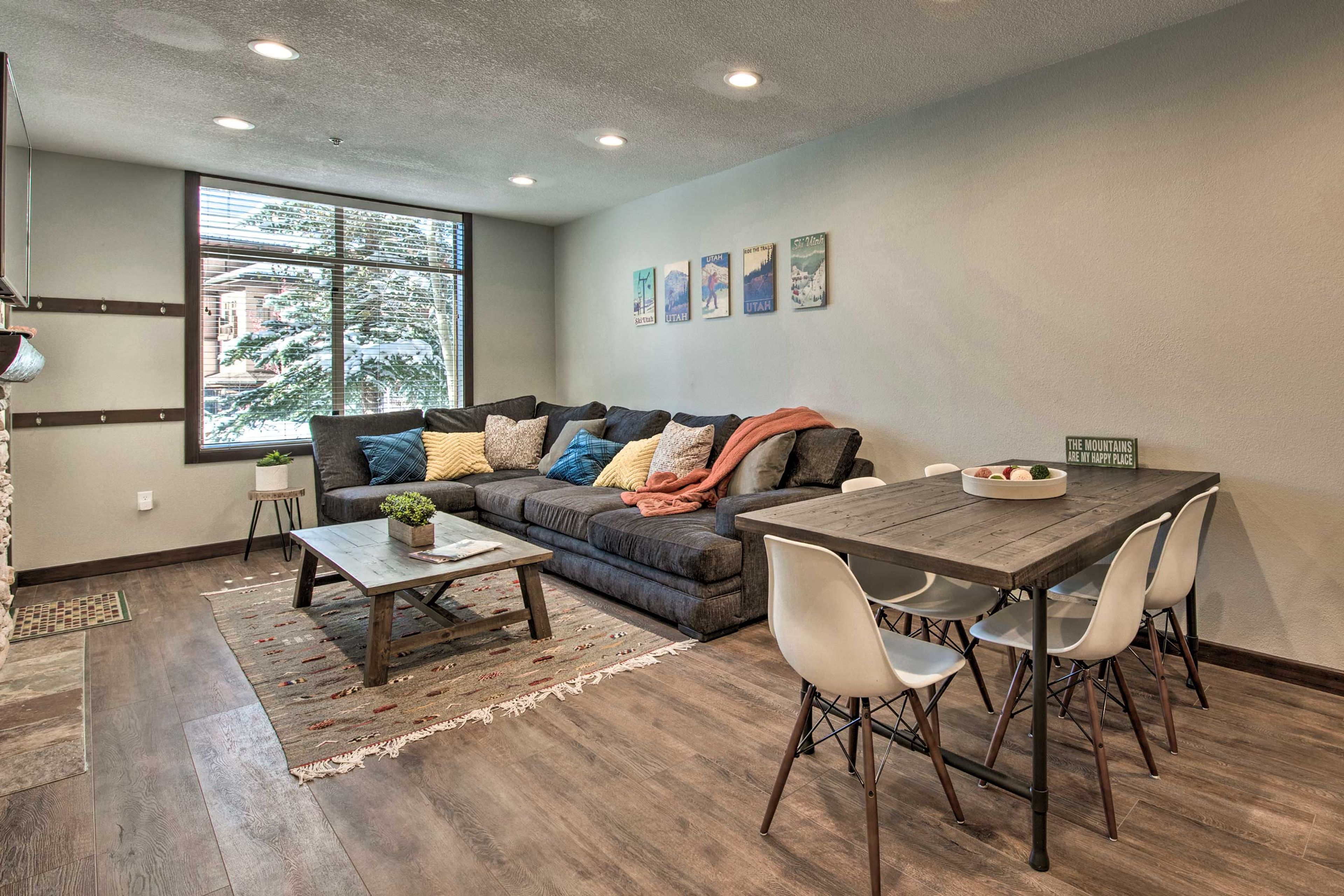 Dining Area | Dishes & Flatware Provided