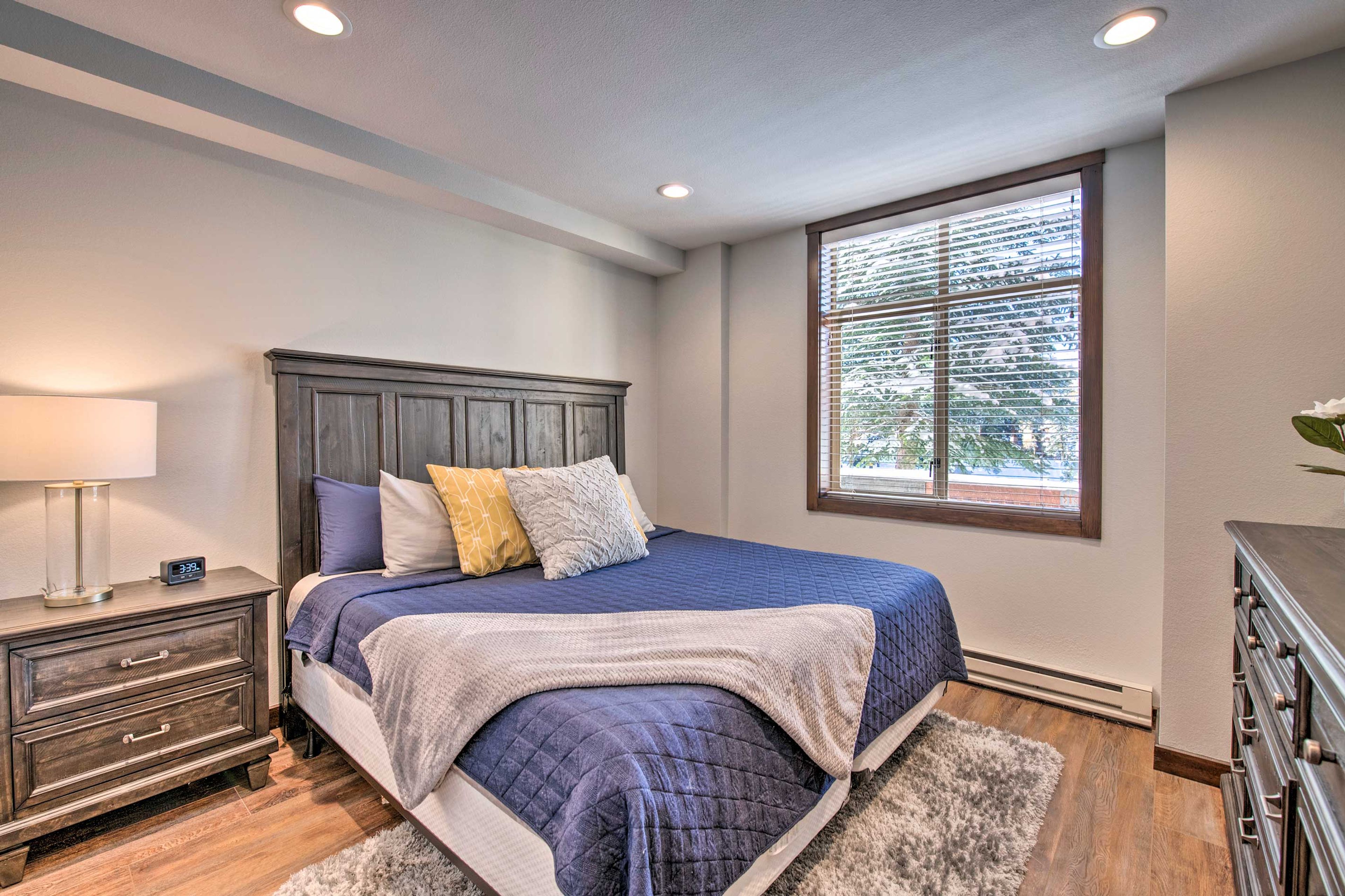 Bedroom | King Bed