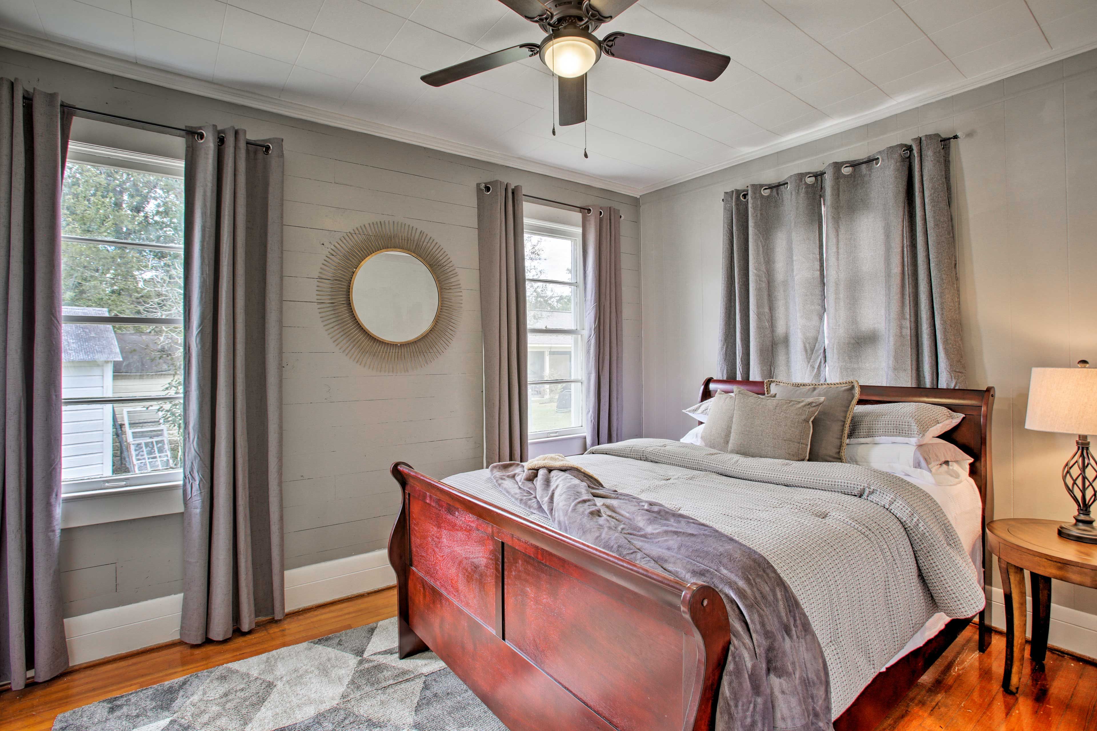 Bedroom 1 | Queen Bed
