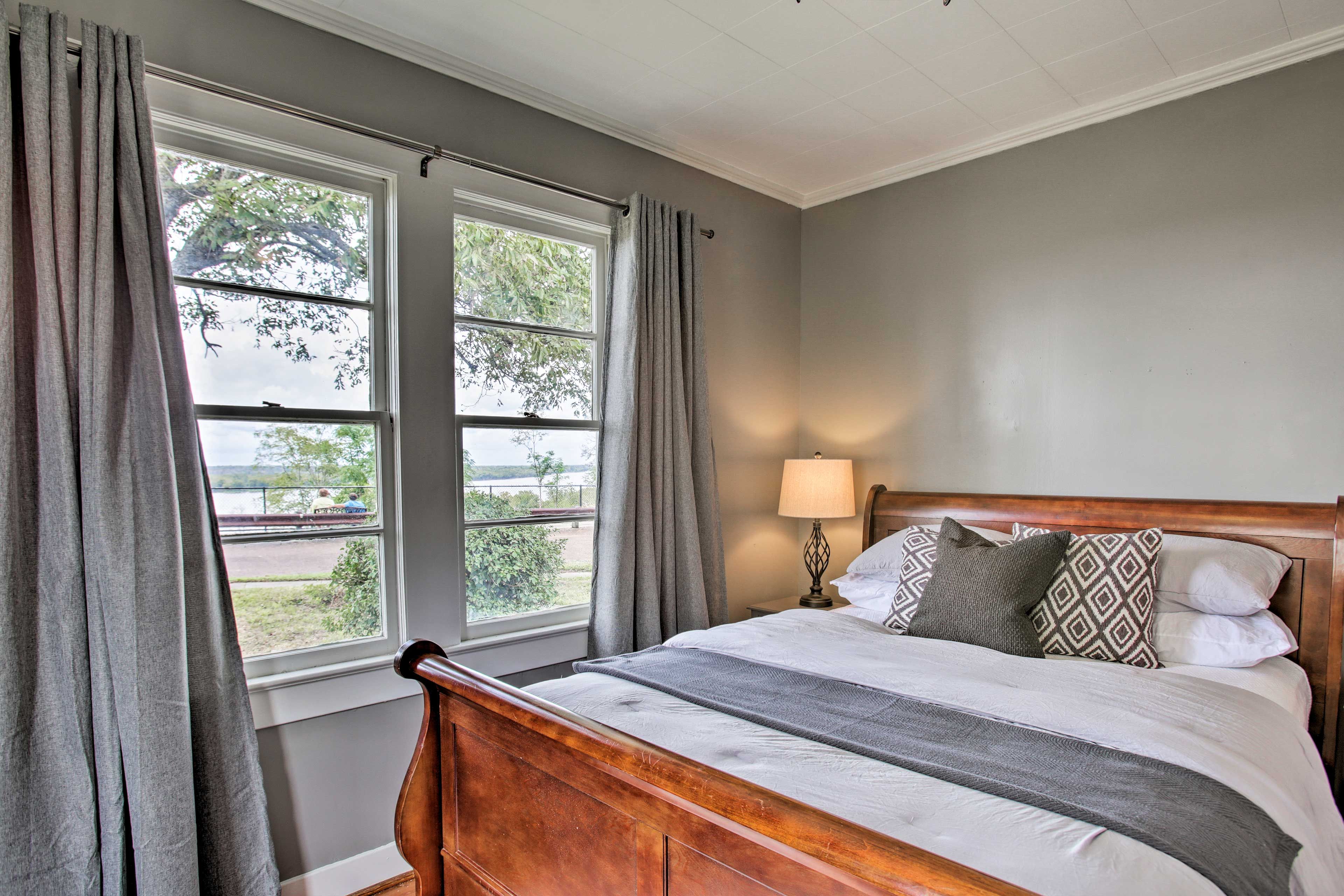 Bedroom 2 | Queen Bed