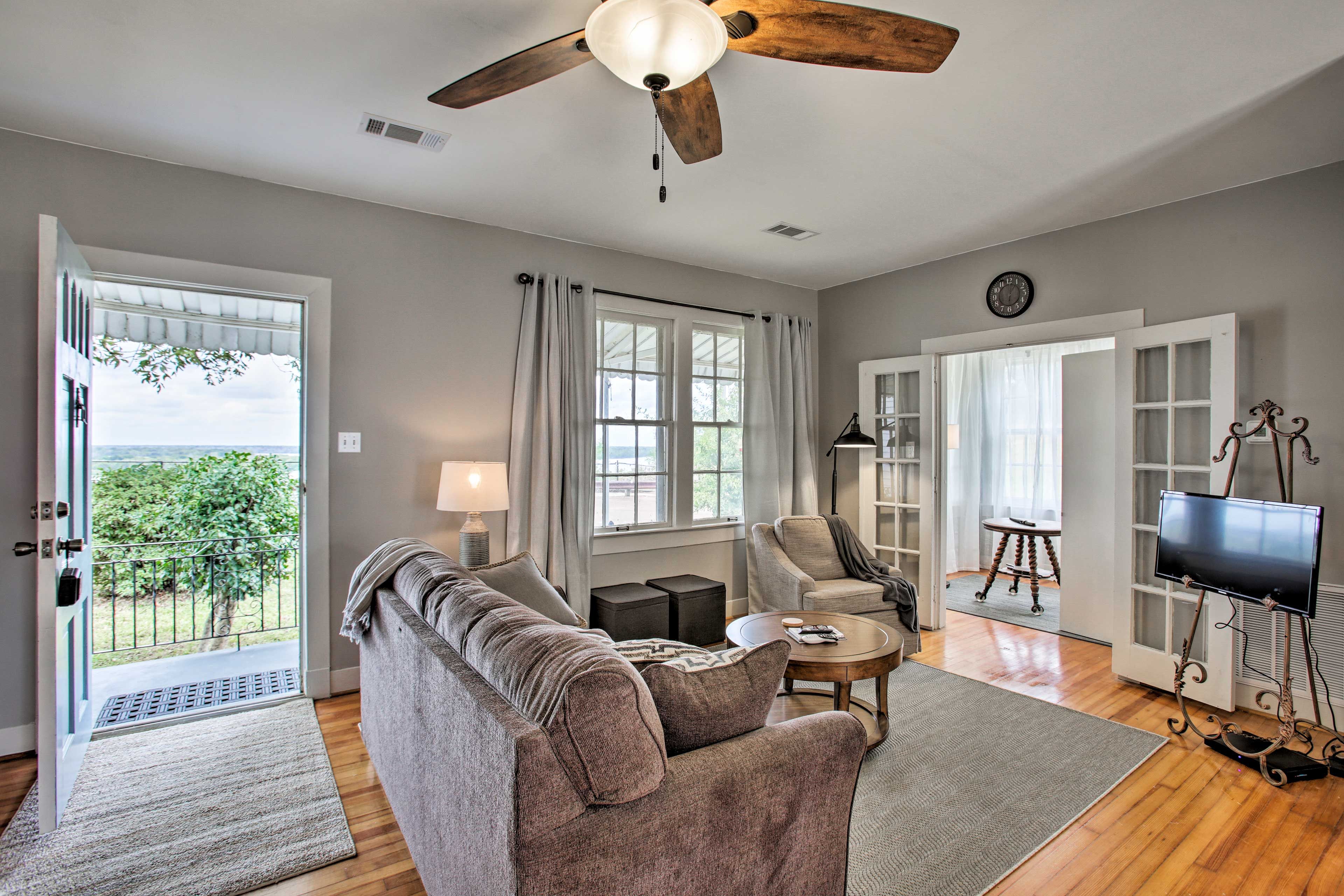 Living Room | Smart TV | Free WiFi | Open Floor Plan