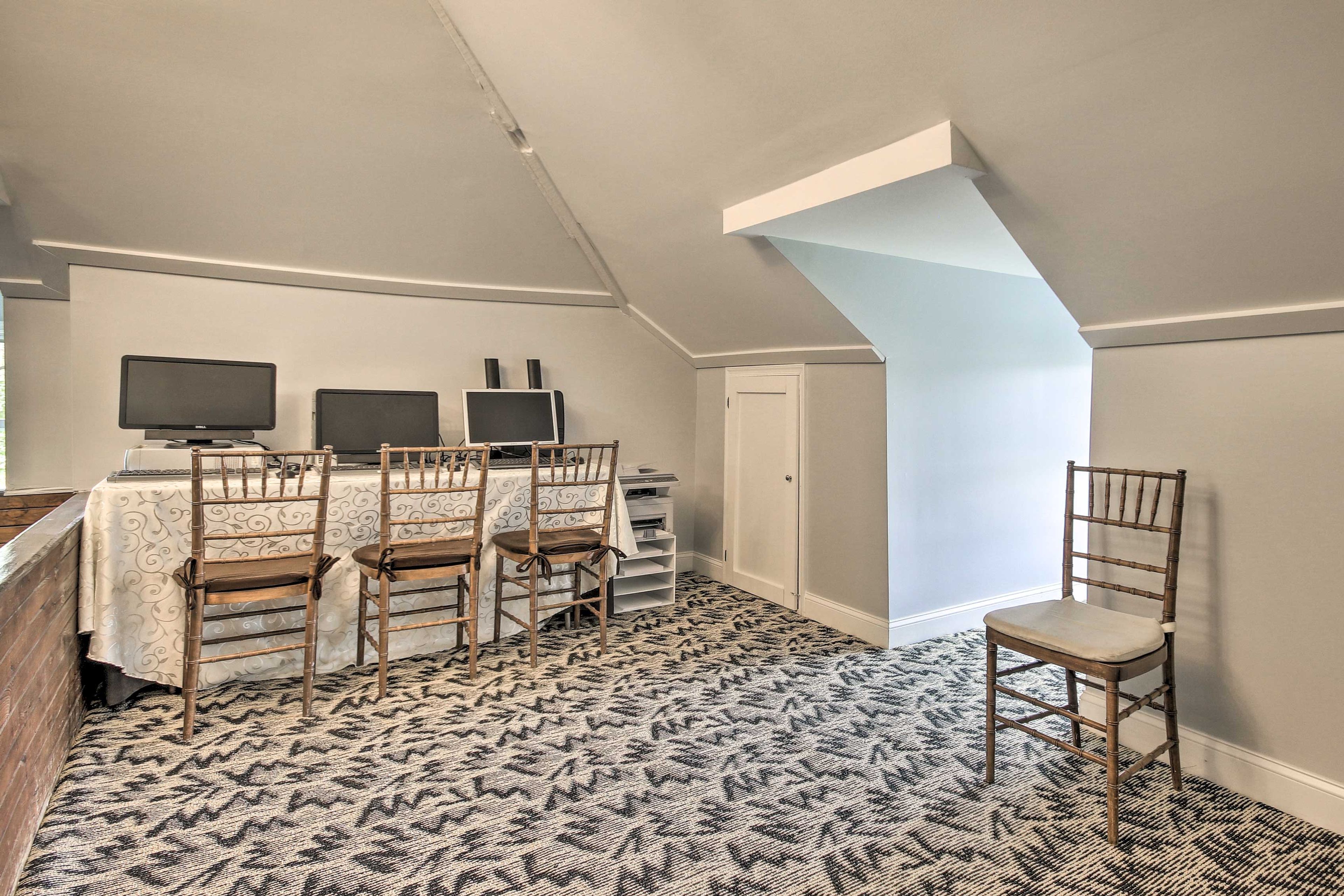 Lofted Living Area | Free WiFi | Laptop-Friendly Workspace