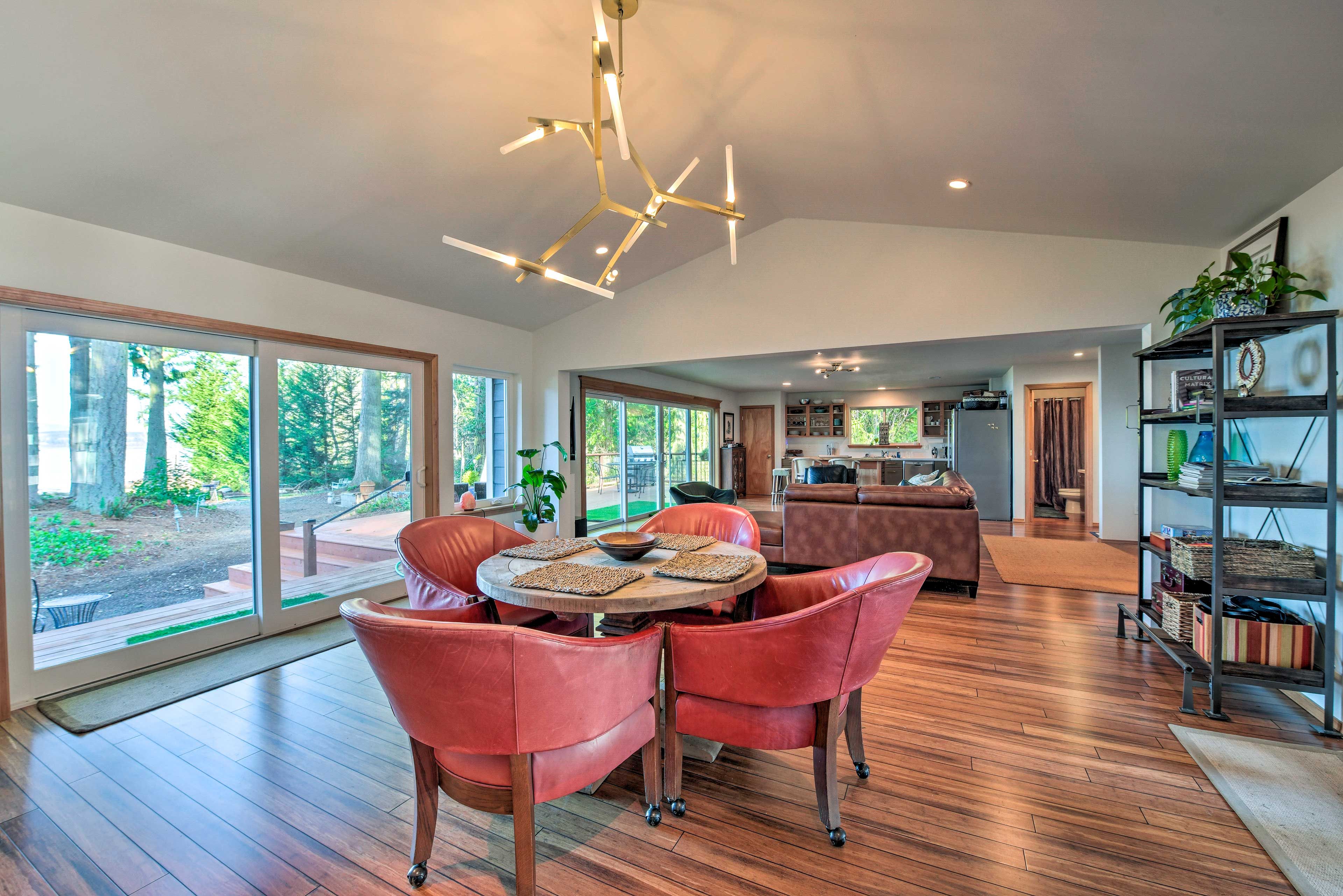 Dining Area | Dishes & Flatware Provided