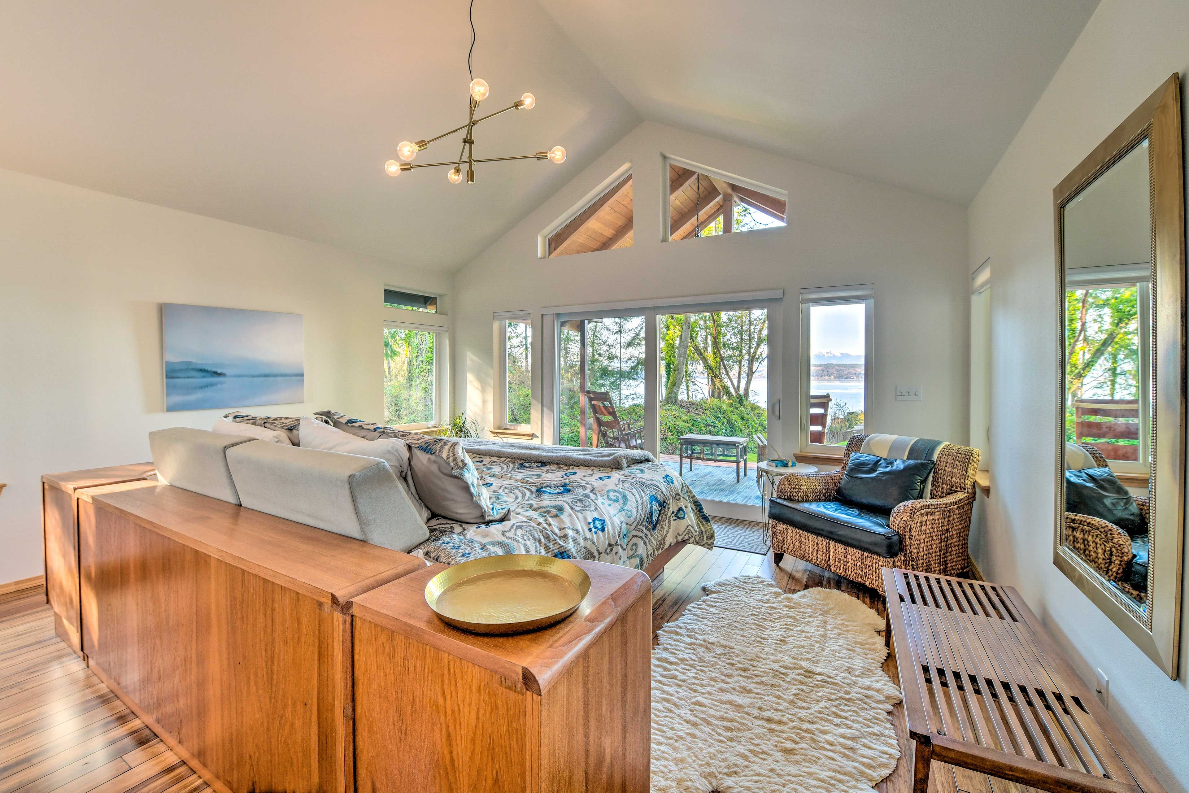 Bedroom 1 | California King Bed | Water Views | En-Suite Bathroom