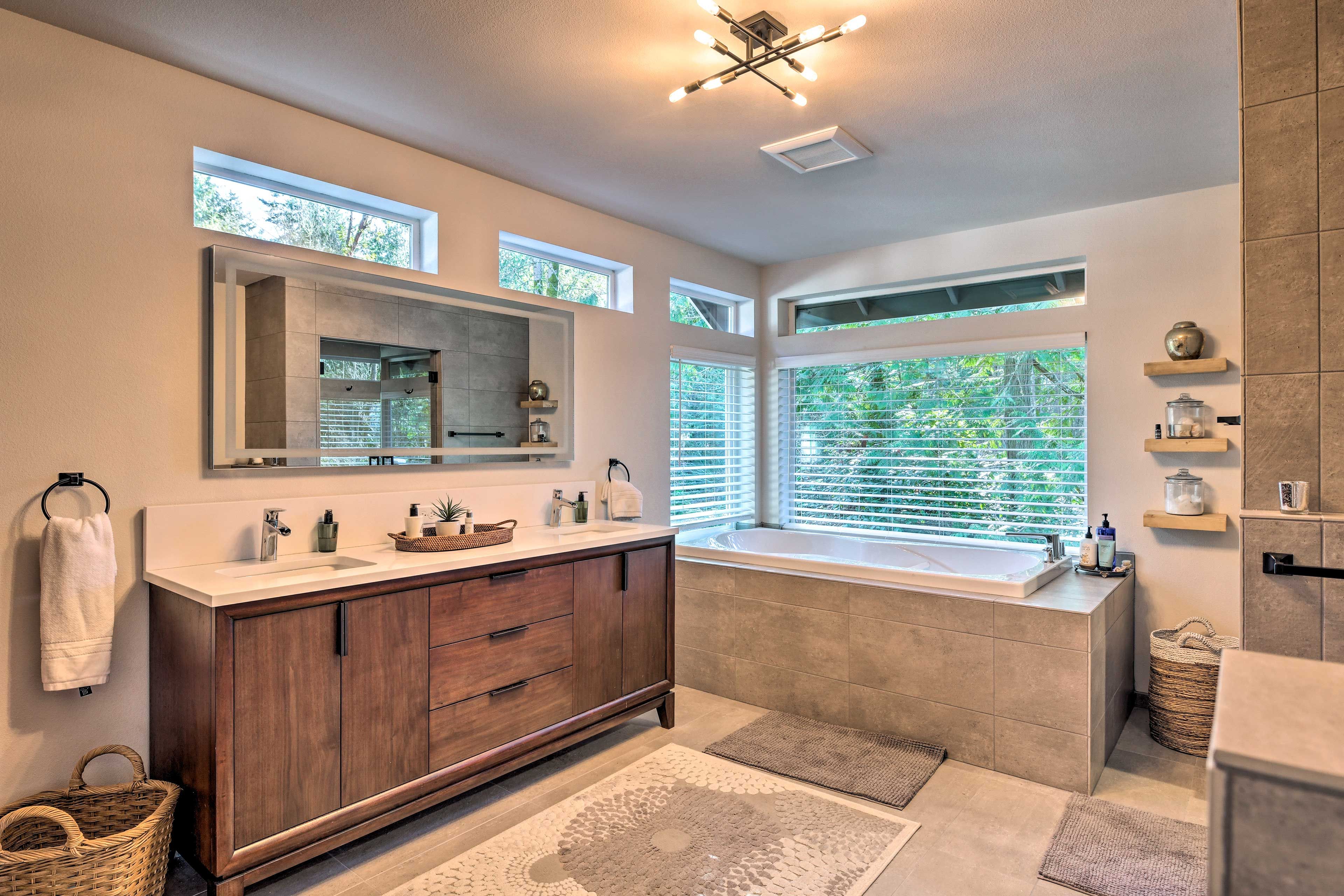 En-Suite Bathroom | Towels & Linens Provided
