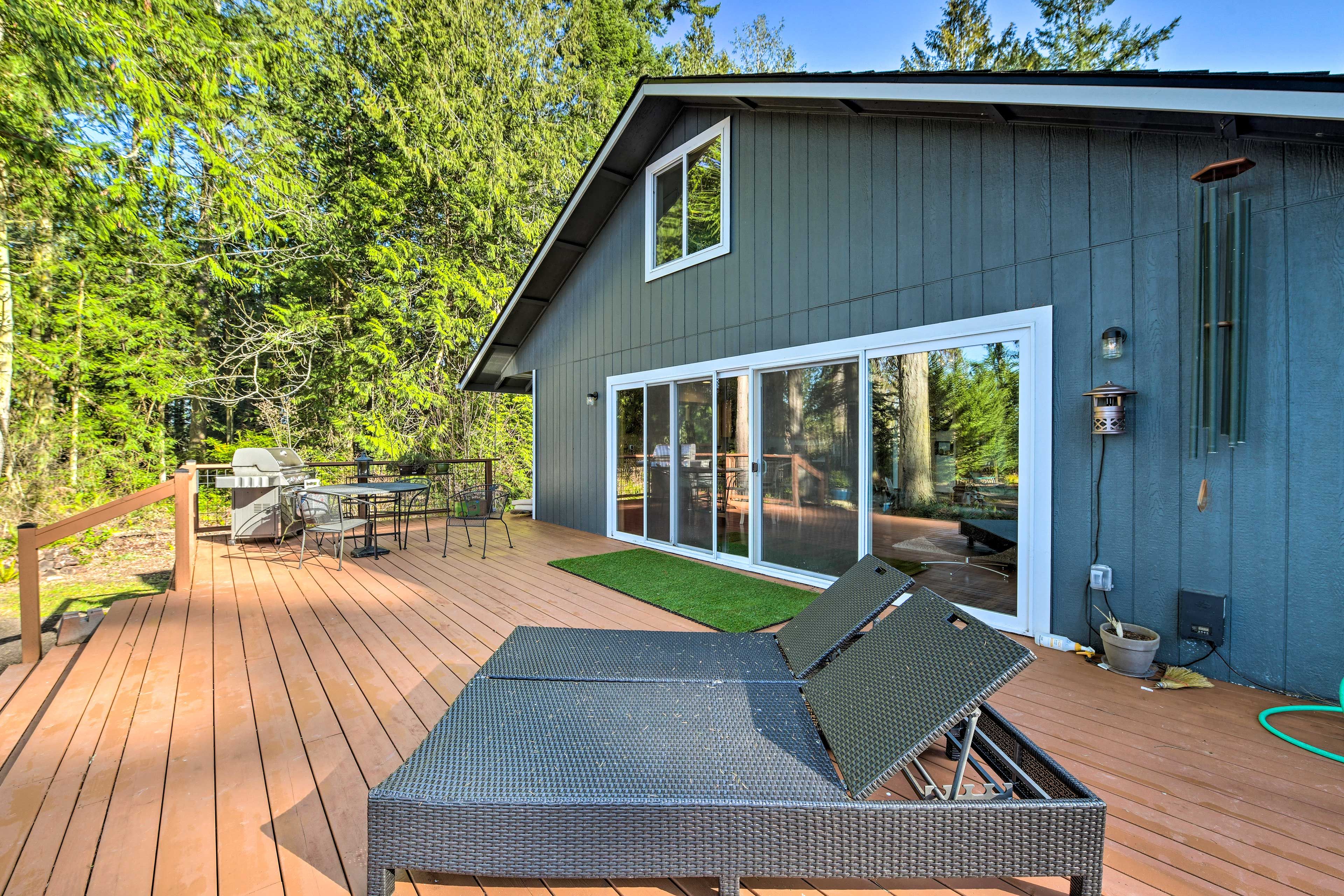 Deck | Gas Grill | Loungers | Outdoor Dining
