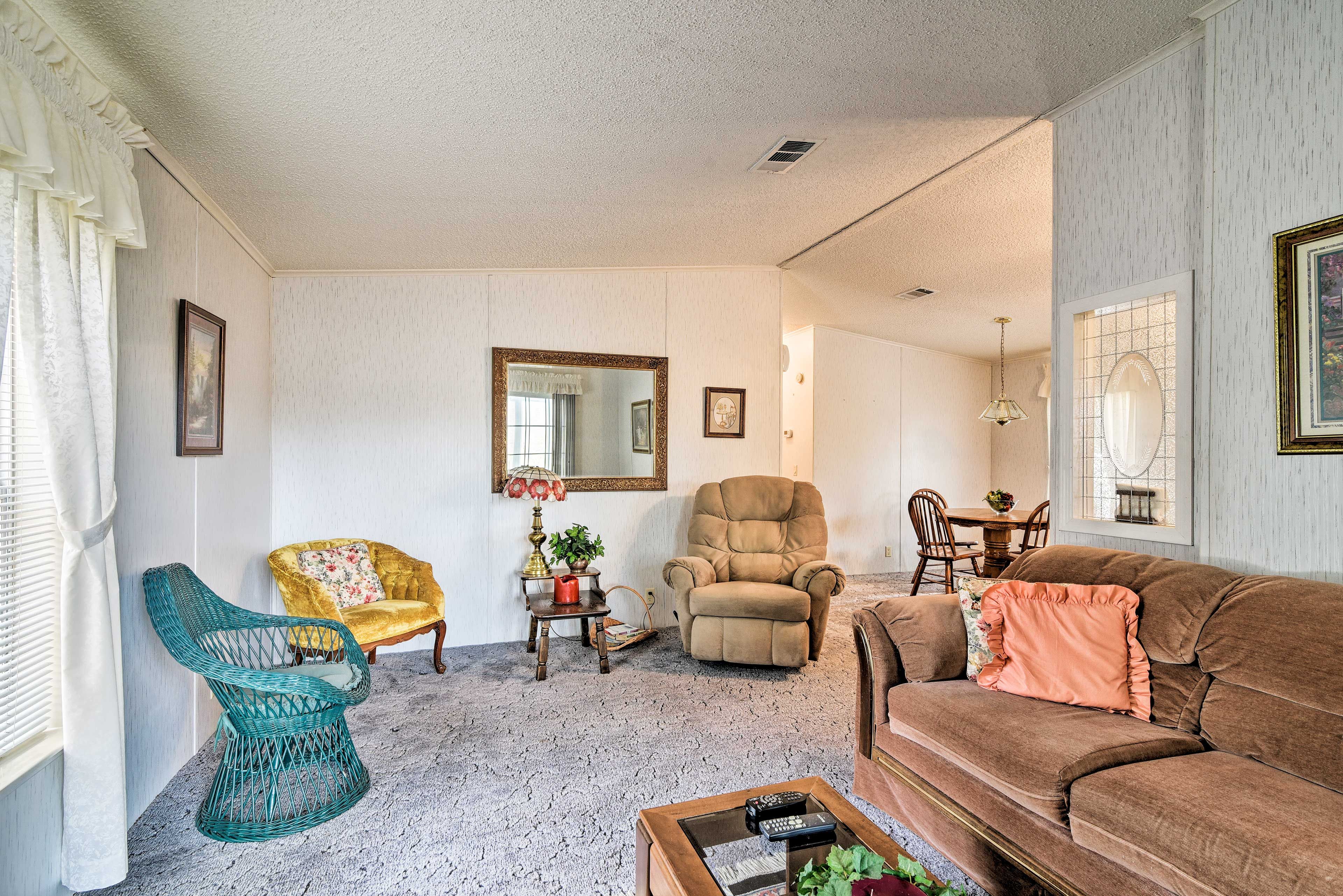 Living Room | Central A/C & Heating | Free WiFi