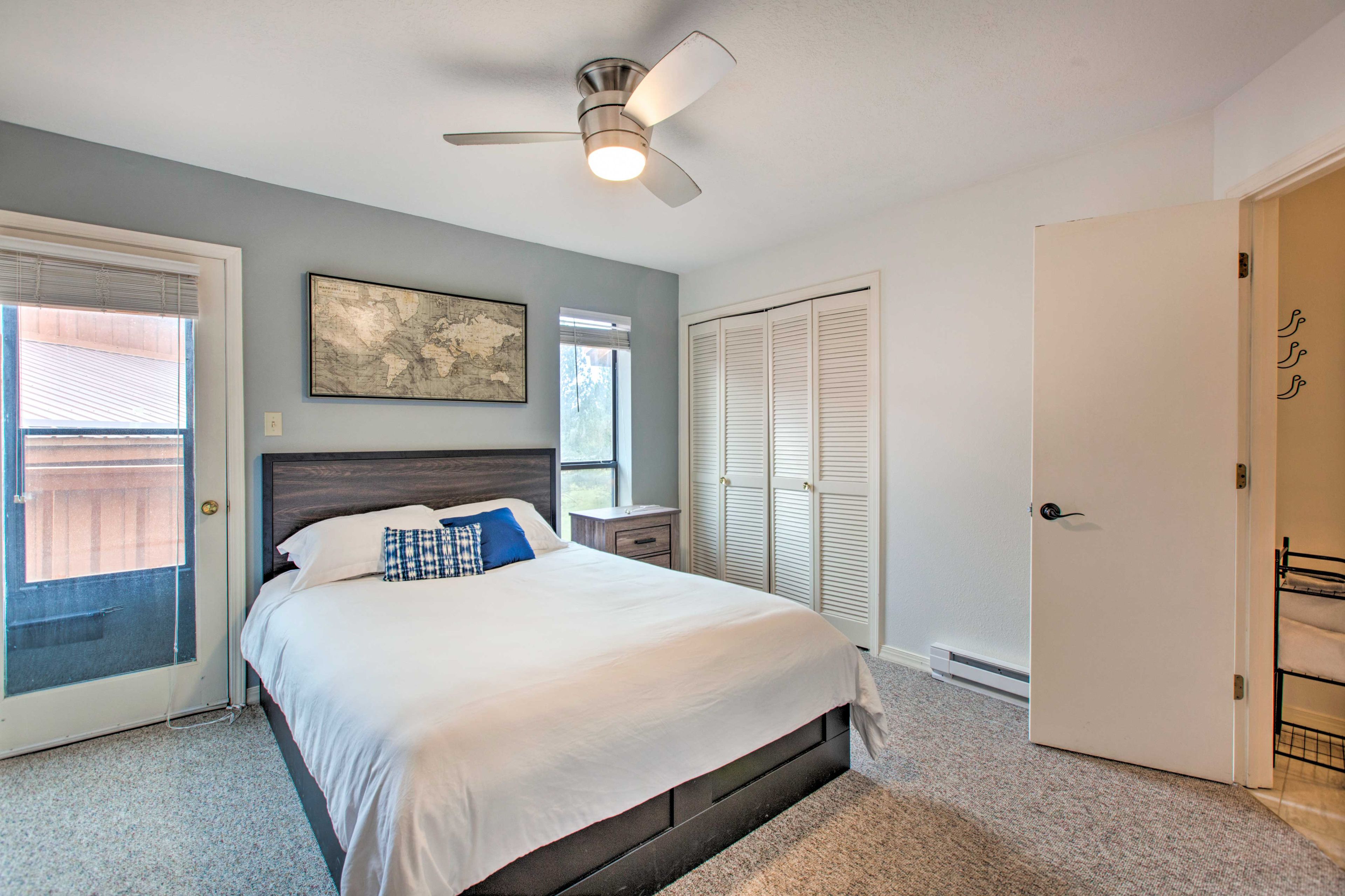 Bedroom 1 | Queen Bed | 2nd Floor | Smart TV | En-Suite Bathroom
