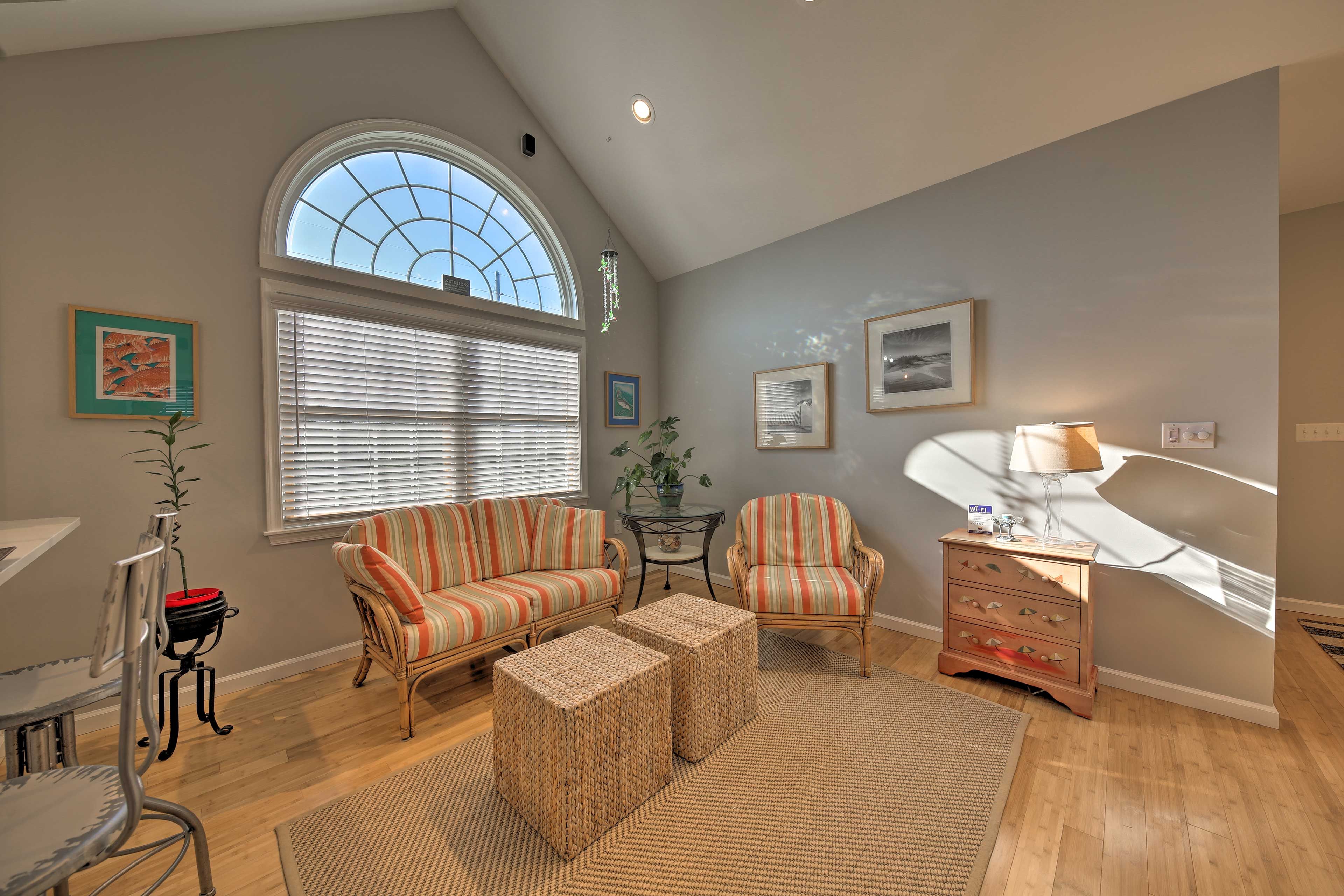Living Room | Central A/C & Heating | Smart TV | Free WiFi