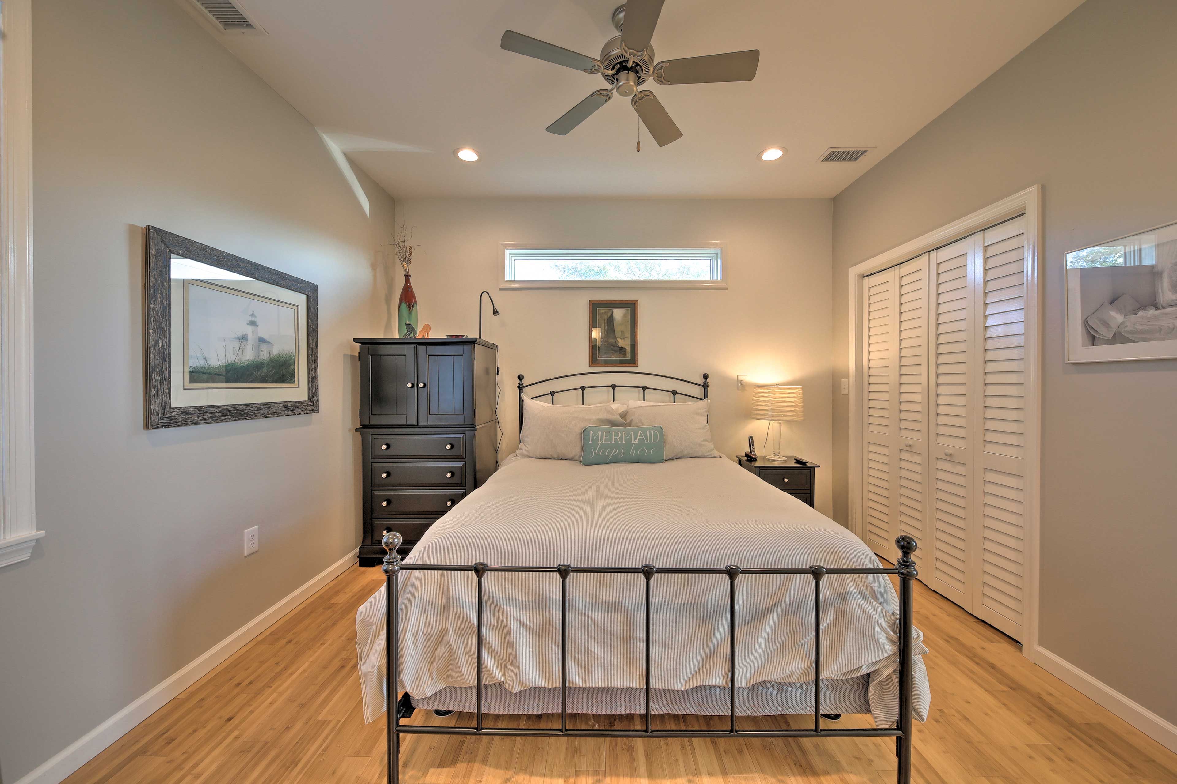 Bedroom | Queen Bed