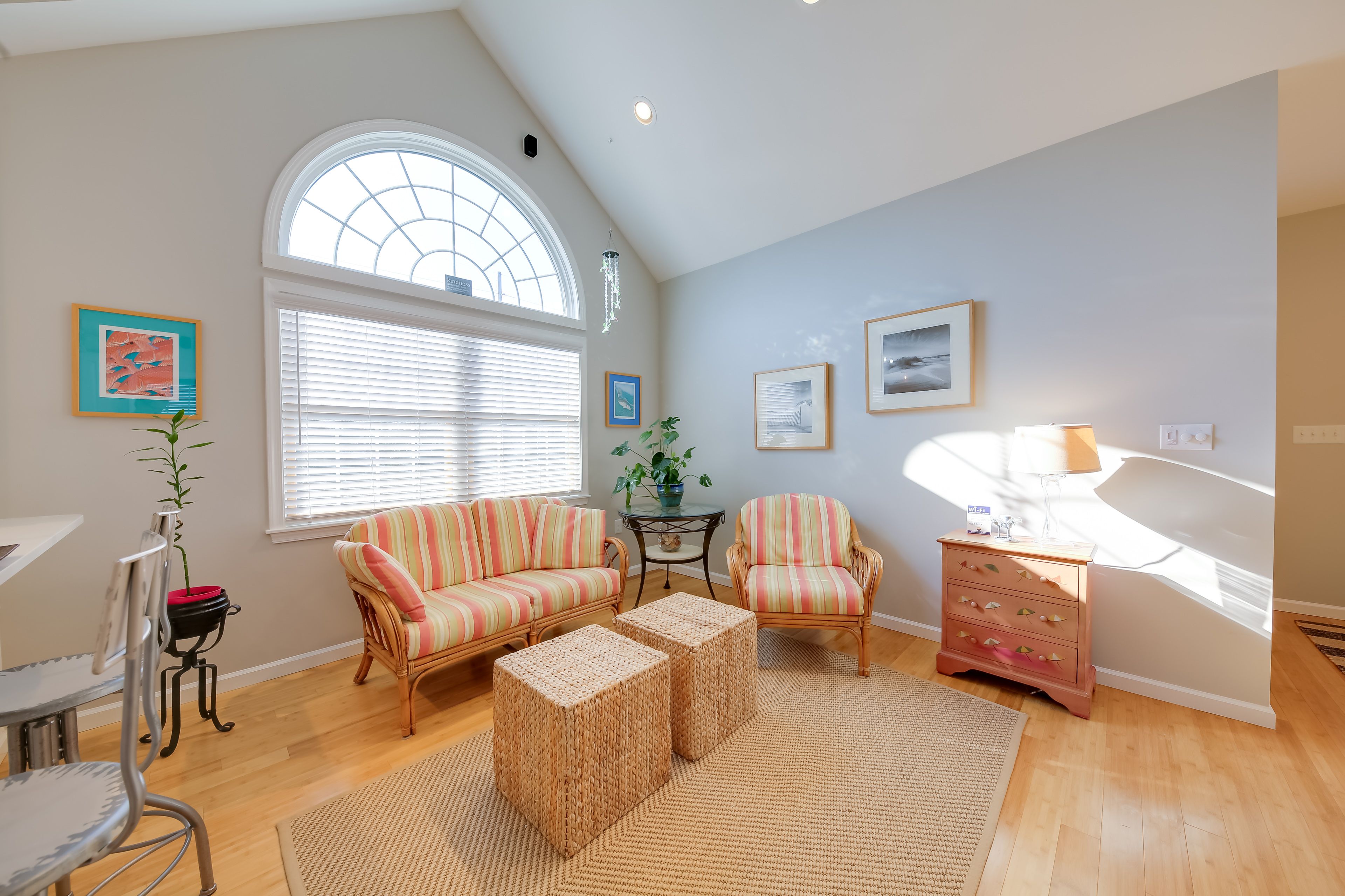 Living Room | Central A/C & Heating | Smart TV | Free WiFi